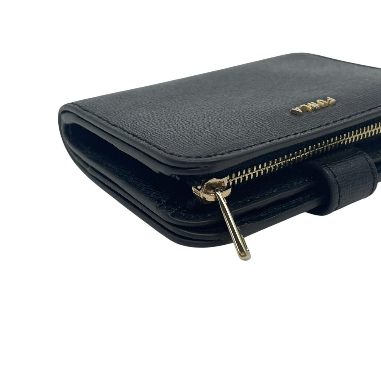美品　フルラ　FURLA　二つ折り財布　レザー　本革　黒　ブラック　型押し　コンパクトウォレット　ミニ財布　札入れ　小銭入れ　カード収納　ゴールド金具　ロゴ金具　上品　クラシック　レディース　日常使い　M2