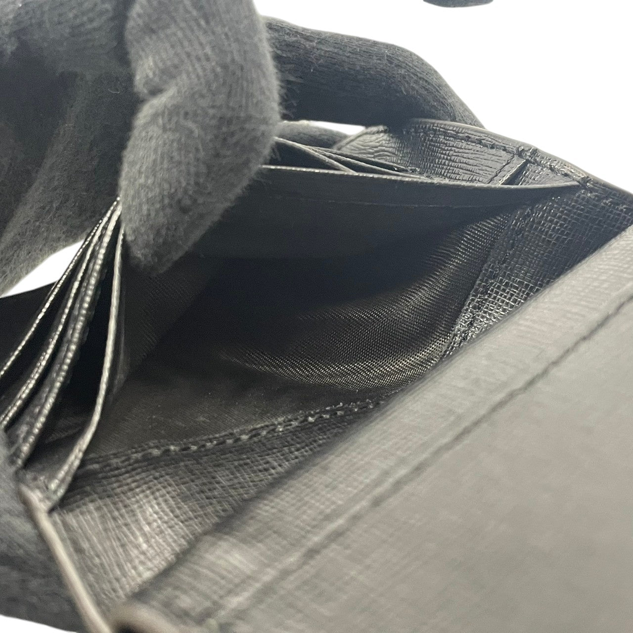 美品　フルラ　FURLA　二つ折り財布　レザー　本革　黒　ブラック　型押し　コンパクトウォレット　ミニ財布　札入れ　小銭入れ　カード収納　ゴールド金具　ロゴ金具　上品　クラシック　レディース　日常使い　M2