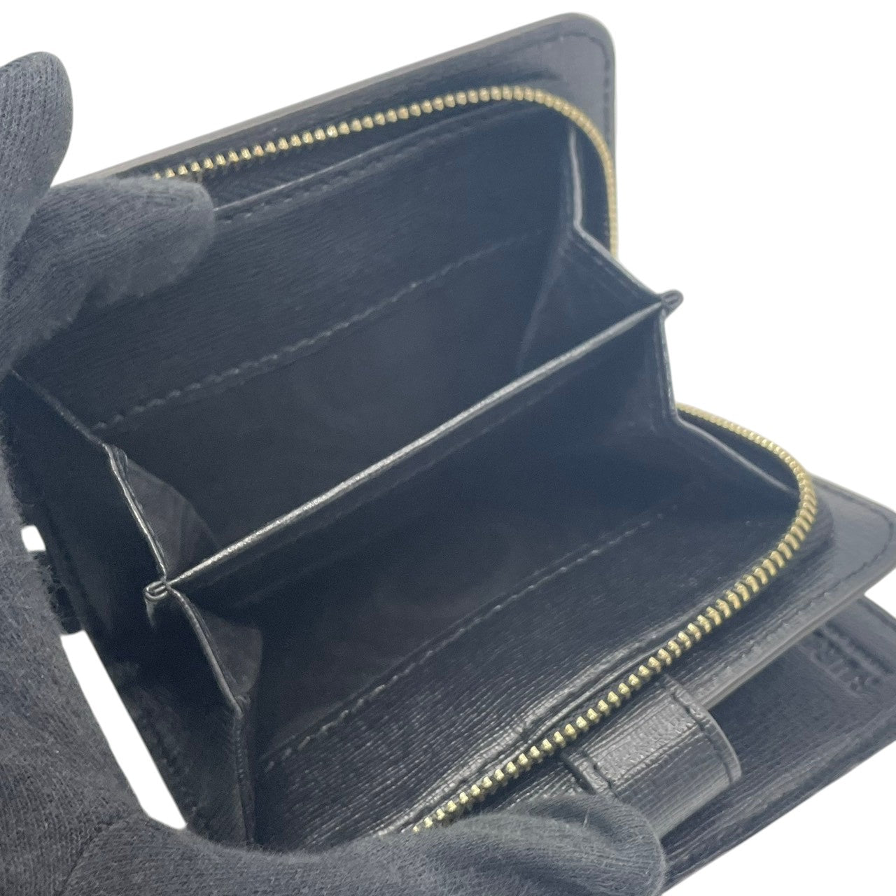 美品　フルラ　FURLA　二つ折り財布　レザー　本革　黒　ブラック　型押し　コンパクトウォレット　ミニ財布　札入れ　小銭入れ　カード収納　ゴールド金具　ロゴ金具　上品　クラシック　レディース　日常使い　M2