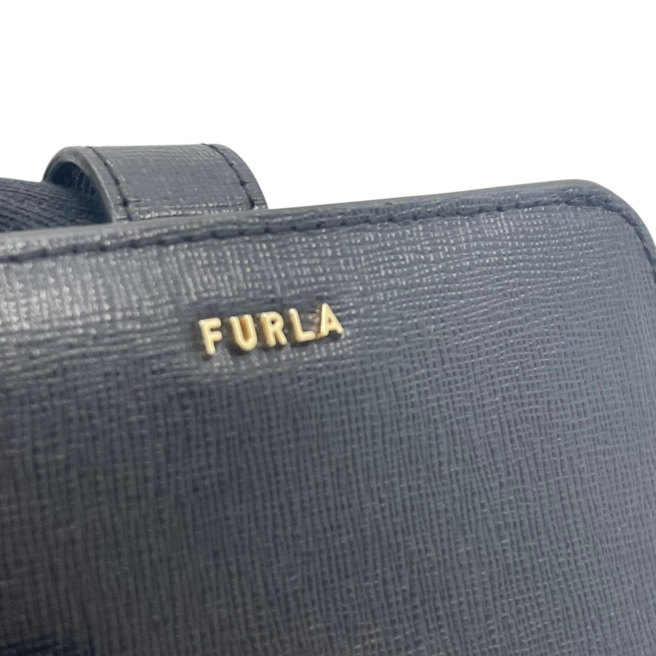 美品　フルラ　FURLA　二つ折り財布　レザー　本革　黒　ブラック　型押し　コンパクトウォレット　ミニ財布　札入れ　小銭入れ　カード収納　ゴールド金具　ロゴ金具　上品　クラシック　レディース　日常使い　M2