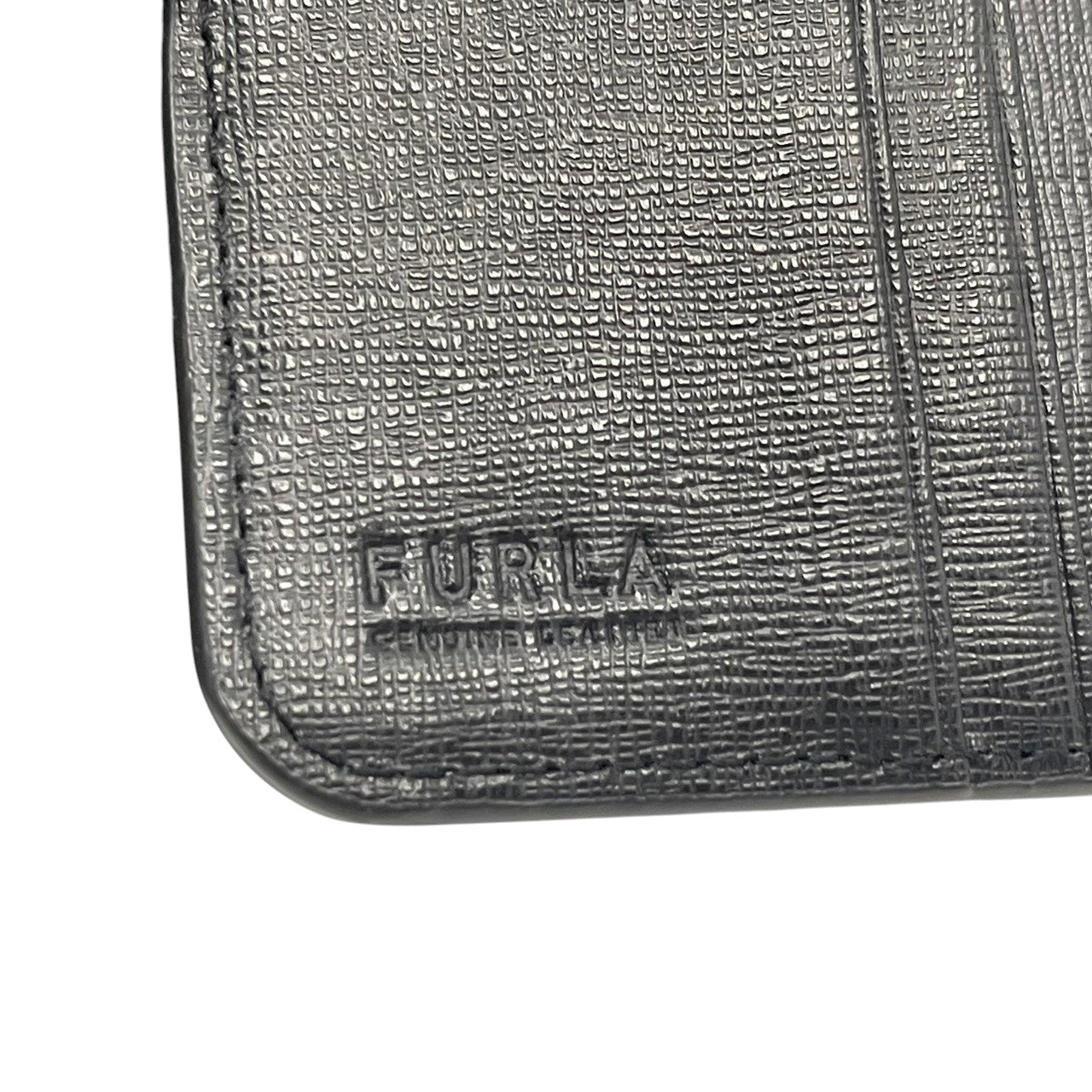美品　フルラ　FURLA　二つ折り財布　レザー　本革　黒　ブラック　型押し　コンパクトウォレット　ミニ財布　札入れ　小銭入れ　カード収納　ゴールド金具　ロゴ金具　上品　クラシック　レディース　日常使い　M2