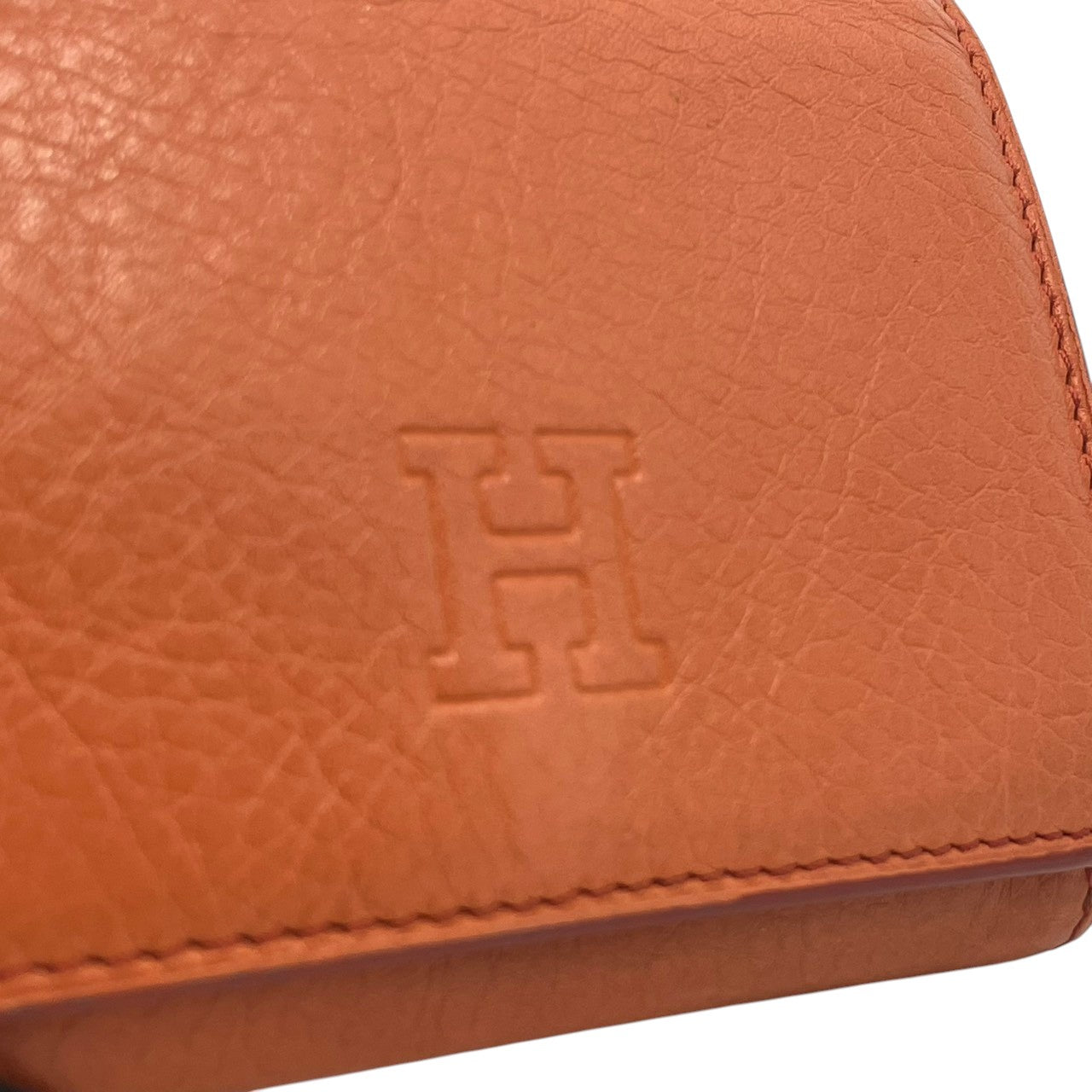 美品　ヒロフ　HIROFU　二つ折り財布　レザー　本革　オレンジ　Hロゴ　コンパクトウォレット　ミニ財布　札入れ　小銭入れ　カード収納　スナップボタン　イタリア製　上品　クラシック　レディース　日常使い　M2