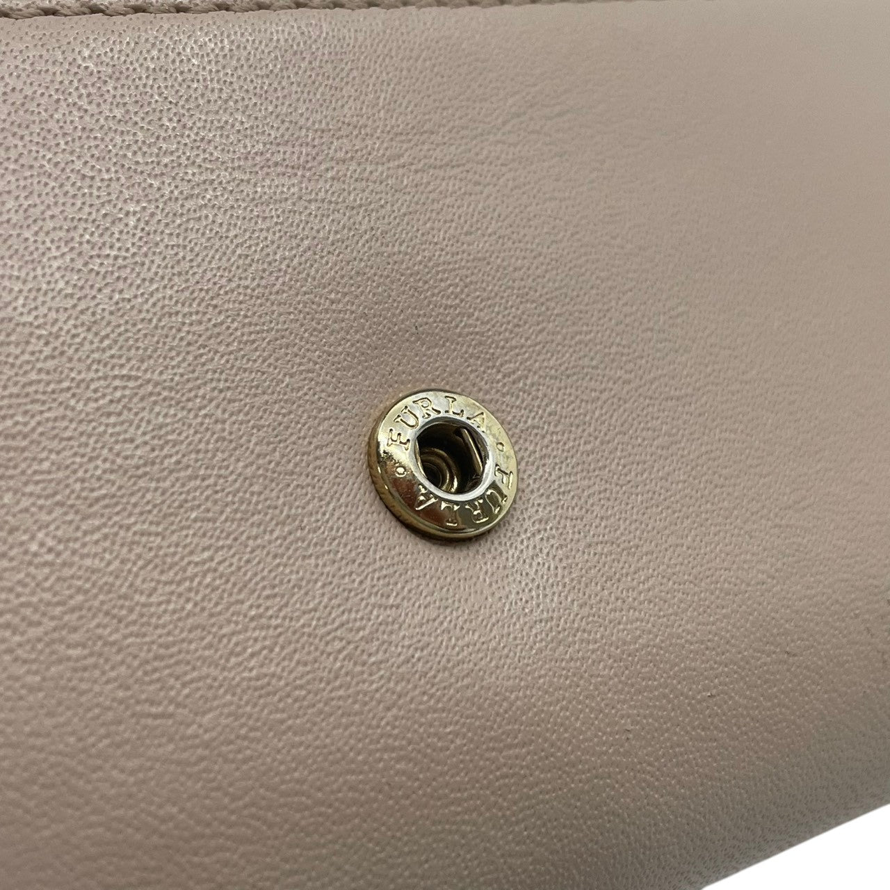 フルラ FURLA バビロン BABYLON コンチネンタルウォレット 長財布 レザー 本革 グレージュ ベージュ フラップ かぶせ蓋 札入れ 小銭入れ カード収納 ゴールド金具 ロゴ金具 バイカラー 薄型 上品 シンプル レディース 日常使い 収納力 M2
