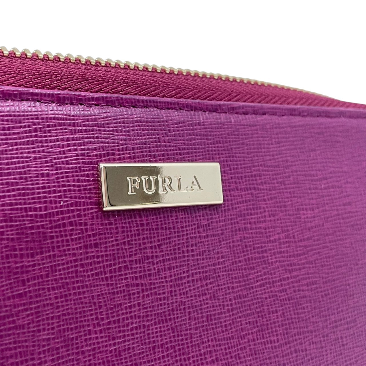 美品 フルラ FURLA BABYLON バビロン 長財布 ラウンドファスナー レザー 本革 紫 パープル 型押し ロングウォレット 札入れ 小銭入れ カード収納 ゴールド金具 ロゴプレート 上品 クラシック レディース 日常使い 収納力 M2