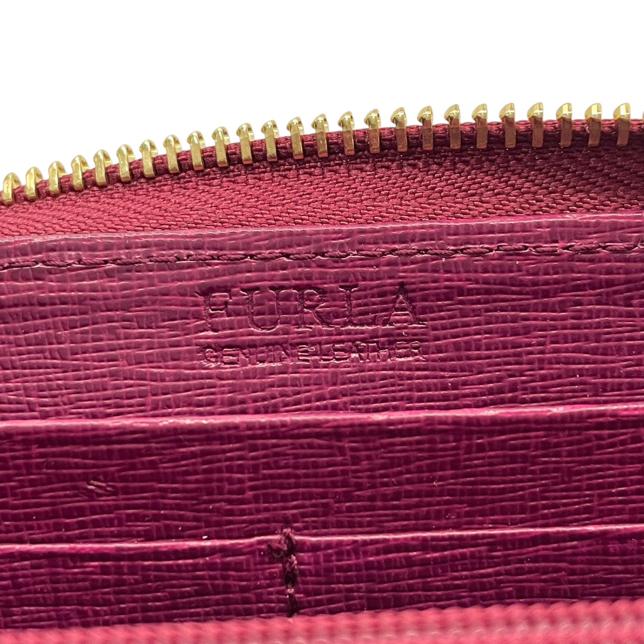 美品 フルラ FURLA BABYLON バビロン 長財布 ラウンドファスナー レザー 本革 紫 パープル 型押し ロングウォレット 札入れ 小銭入れ カード収納 ゴールド金具 ロゴプレート 上品 クラシック レディース 日常使い 収納力 M2