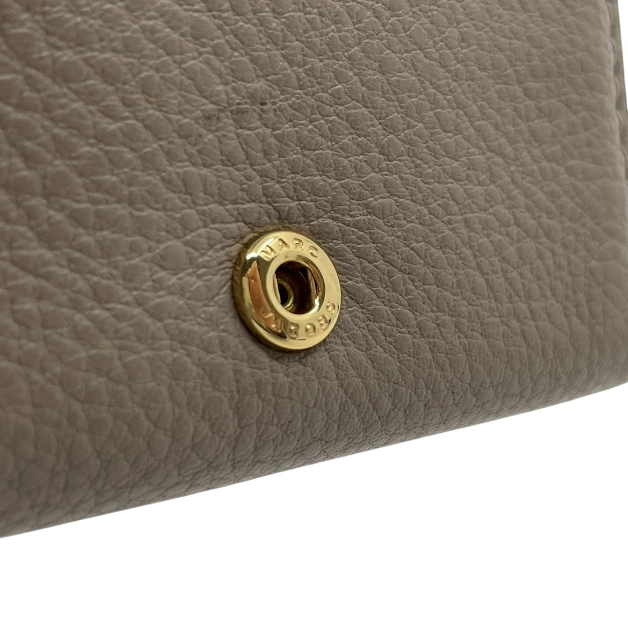 【美品】 マークジェイコブス MARC JACOBS 三つ折り財布 ミニ財布 コンパクトウォレット レザー 本革 グレー 灰色 ダブルJロゴ 金具 ゴールド ビンテージ クラシック エレガント 上品 レディース お出かけ 定番 人気 アイテム M2