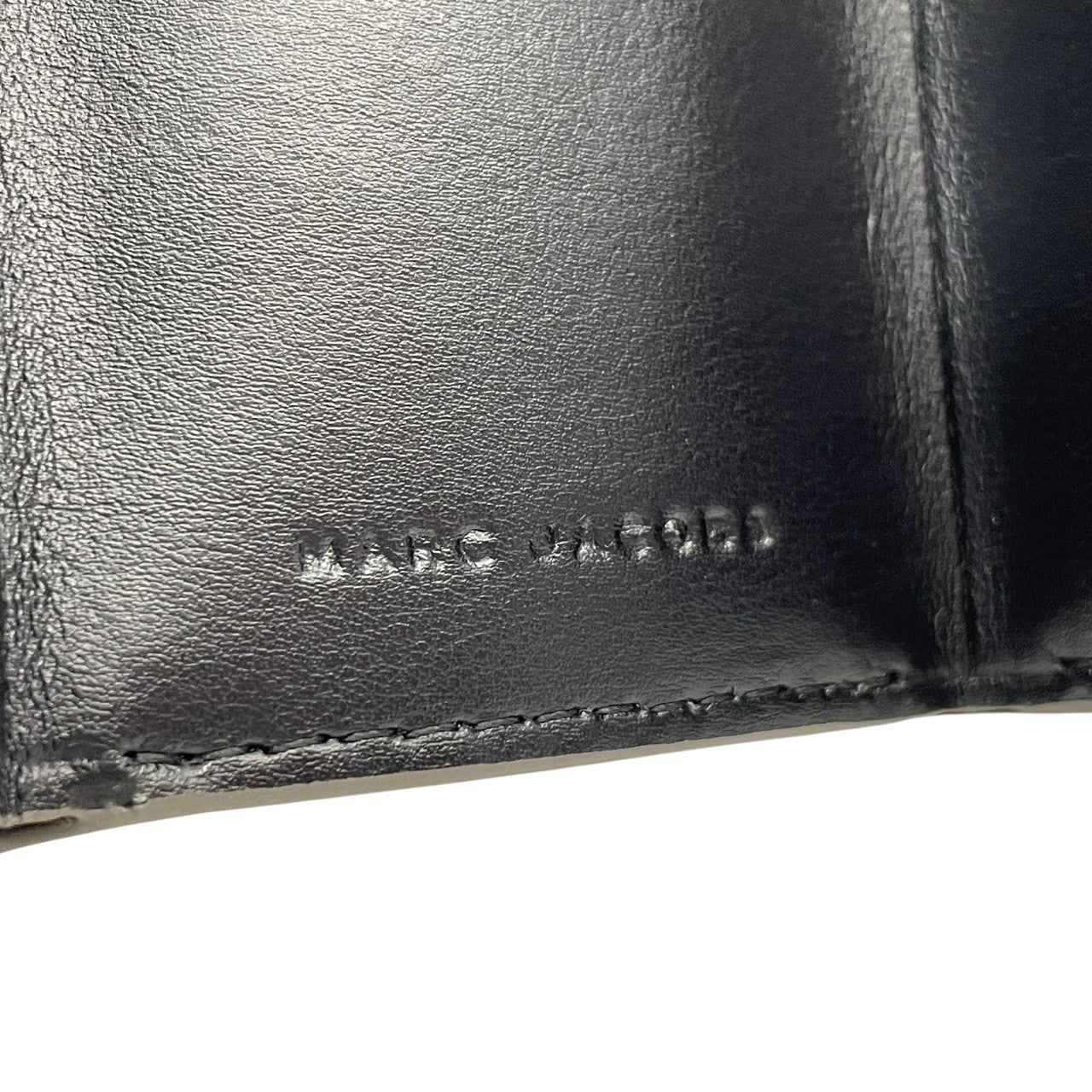 【美品】 マークジェイコブス MARC JACOBS 三つ折り財布 ミニ財布 コンパクトウォレット レザー 本革 グレー 灰色 ダブルJロゴ 金具 ゴールド ビンテージ クラシック エレガント 上品 レディース お出かけ 定番 人気 アイテム M2