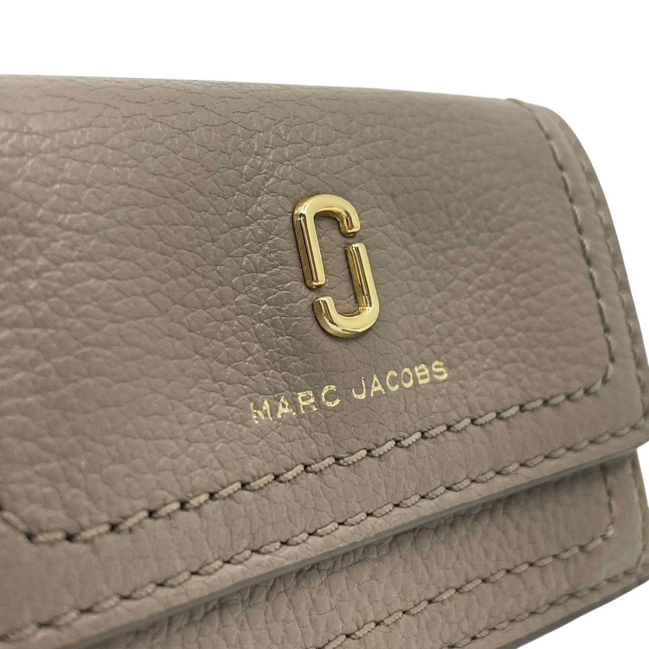 【美品】 マークジェイコブス MARC JACOBS 三つ折り財布 ミニ財布 コンパクトウォレット レザー 本革 グレー 灰色 ダブルJロゴ 金具 ゴールド ビンテージ クラシック エレガント 上品 レディース お出かけ 定番 人気 アイテム M2