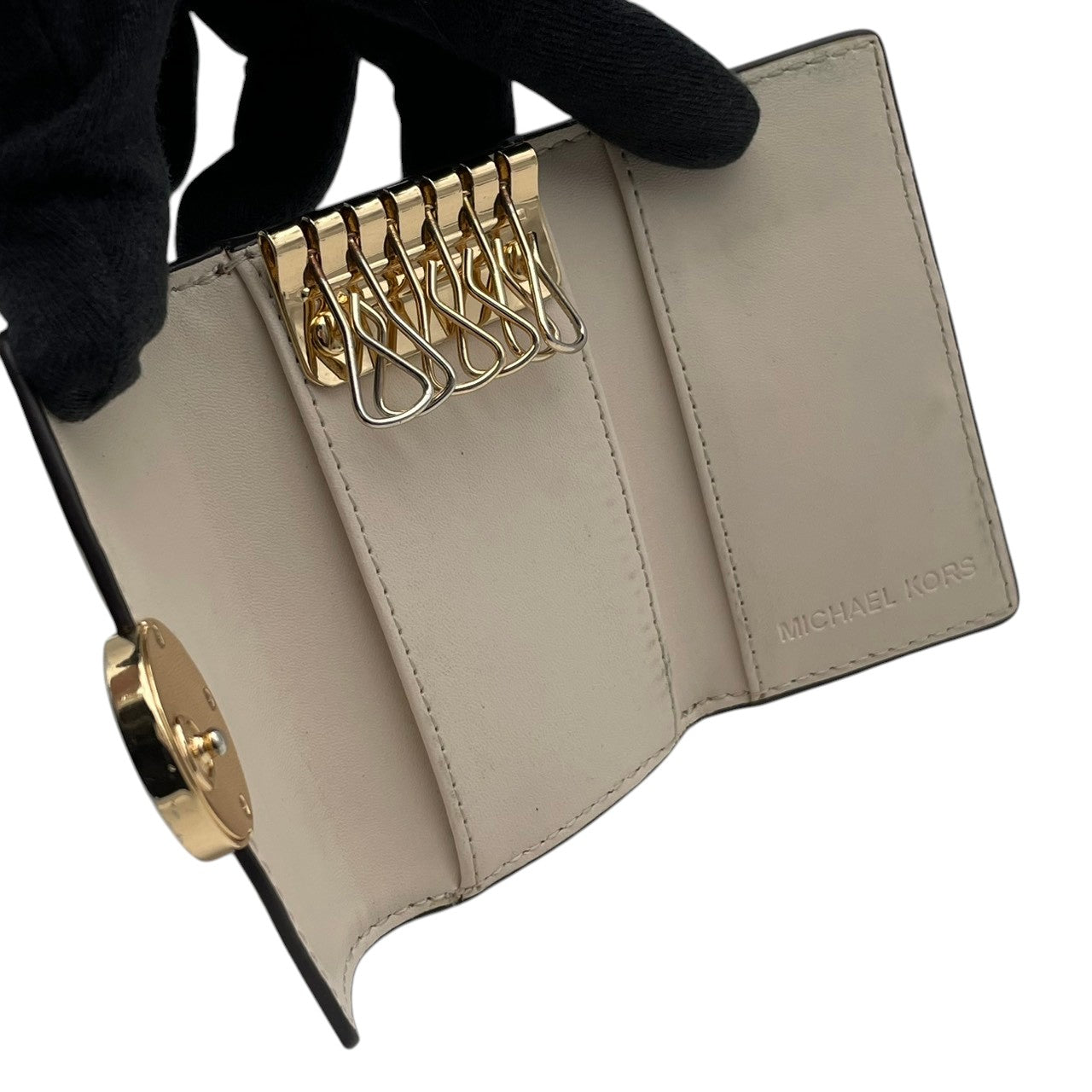 【良品】 マイケルコース MICHAEL KORS キーケース 6連 シグネチャー PVC レザー ベージュ ホワイト 白 ゴールド ロゴ 金具 スタイリッシュ エレガント レディース コンパクト 鍵 収納 定番 人気 おしゃれ かわいい お出かけ M2