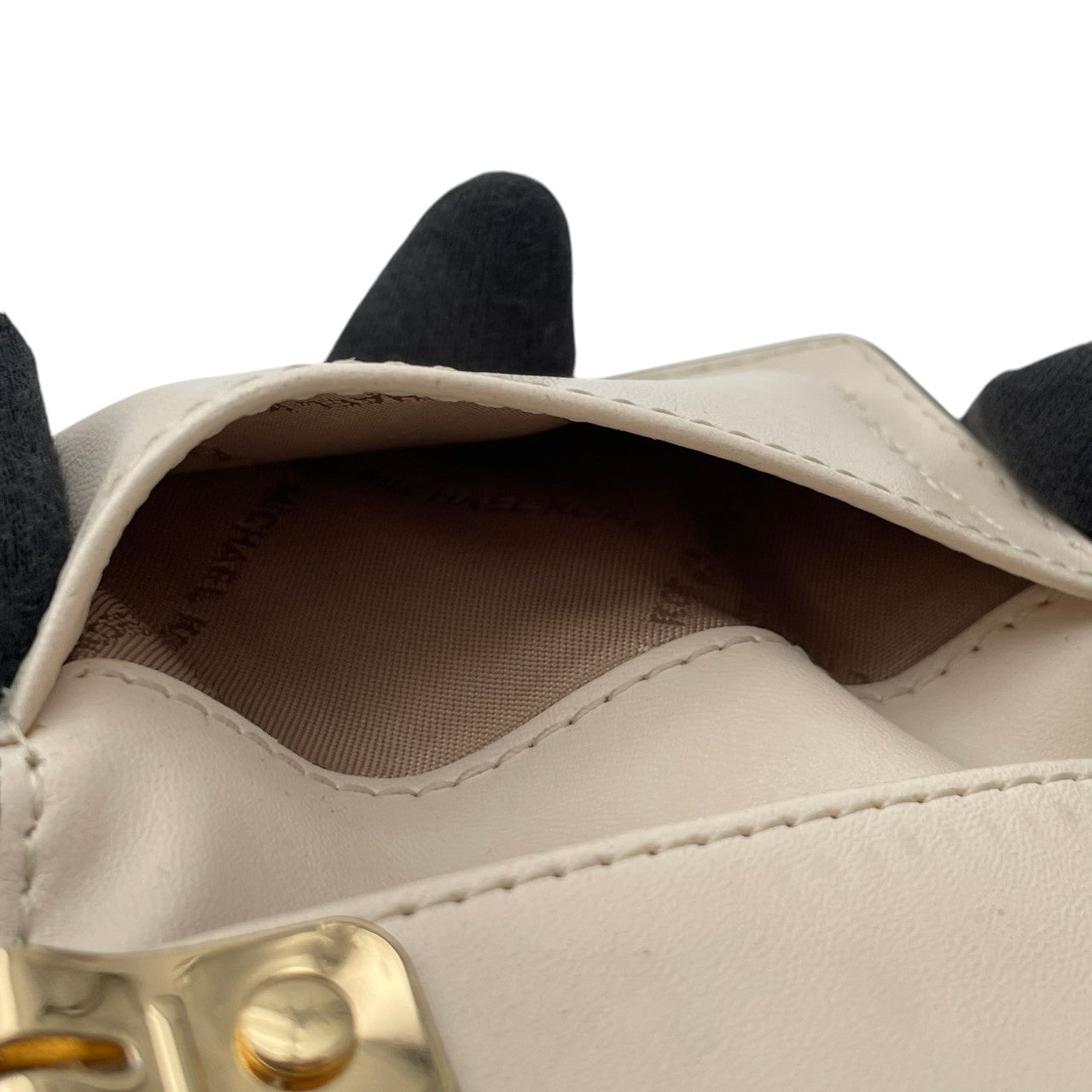 【良品】 マイケルコース MICHAEL KORS キーケース 6連 シグネチャー PVC レザー ベージュ ホワイト 白 ゴールド ロゴ 金具 スタイリッシュ エレガント レディース コンパクト 鍵 収納 定番 人気 おしゃれ かわいい お出かけ M2