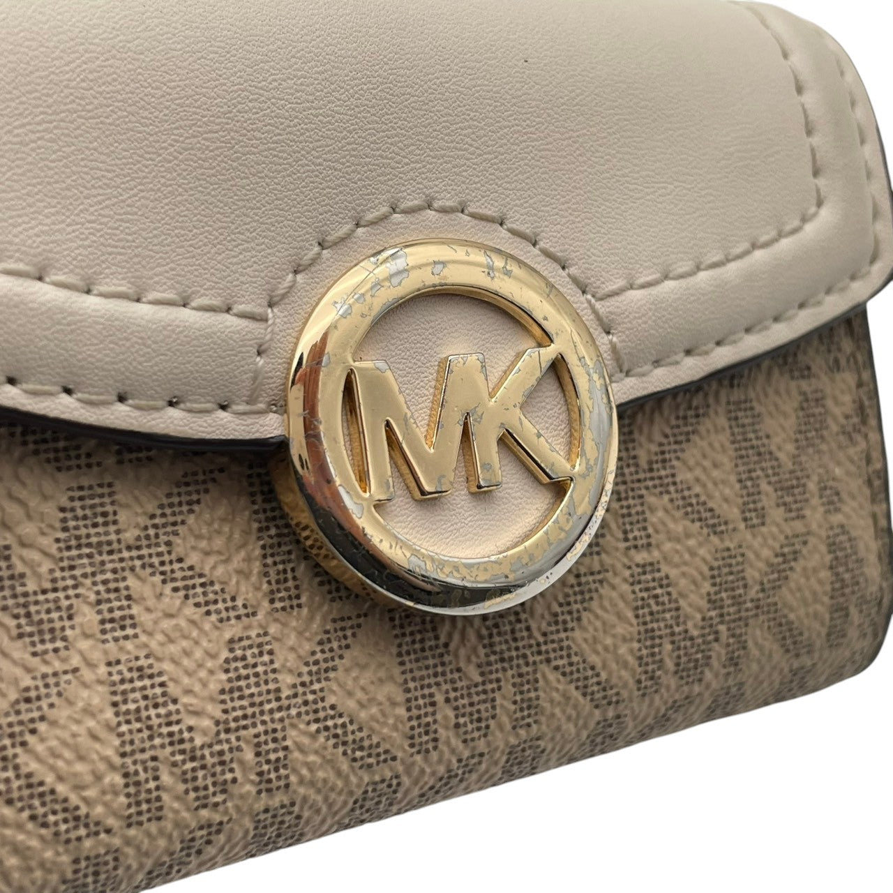 【良品】 マイケルコース MICHAEL KORS キーケース 6連 シグネチャー PVC レザー ベージュ ホワイト 白 ゴールド ロゴ 金具 スタイリッシュ エレガント レディース コンパクト 鍵 収納 定番 人気 おしゃれ かわいい お出かけ M2