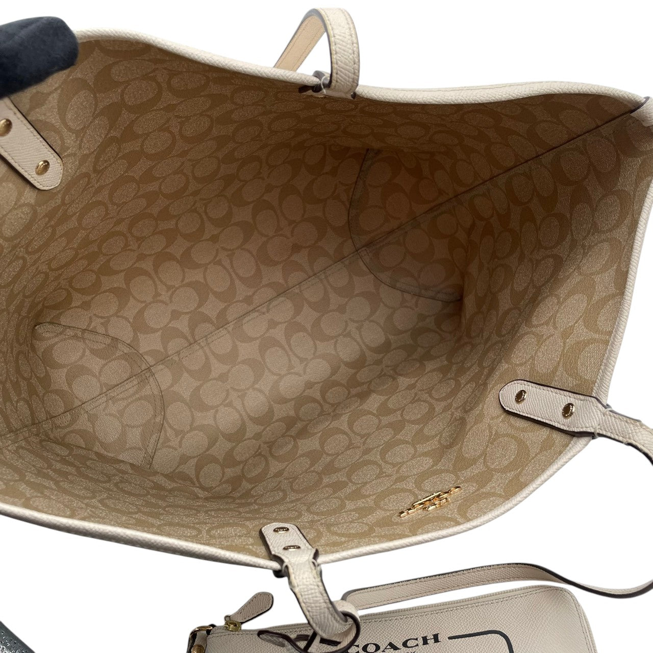 【良品】 コーチ COACH トートバッグ シグネチャー PVC レザー アイボリー ホワイト A4収納可能 大容量 肩掛け可 ワンショルダー 自立可 エレガント クラシック ビンテージ 通勤 通学 お出かけ 普段使い レディース 定番 人気 希少 S3