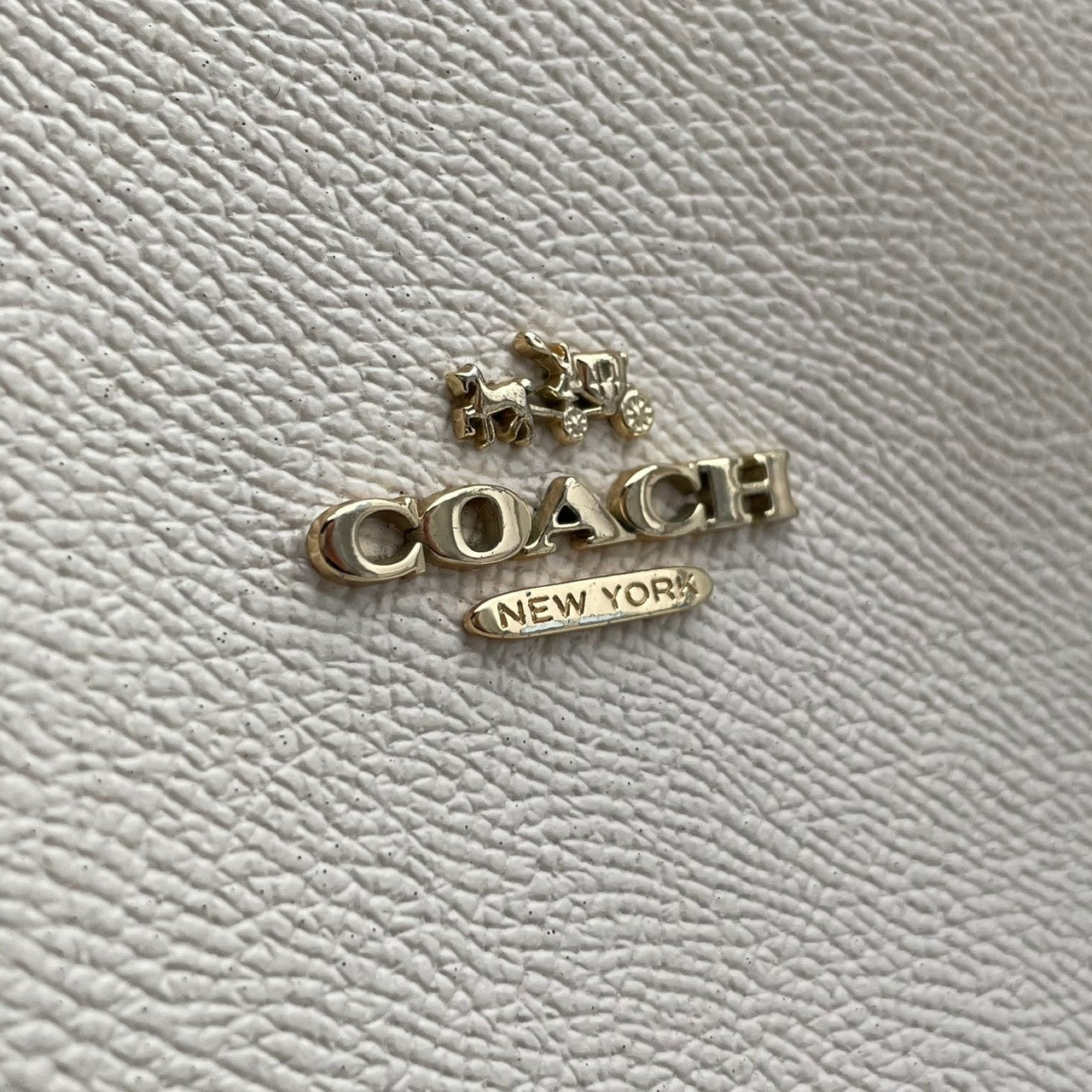 【良品】 コーチ COACH トートバッグ シグネチャー PVC レザー アイボリー ホワイト A4収納可能 大容量 肩掛け可 ワンショルダー 自立可 エレガント クラシック ビンテージ 通勤 通学 お出かけ 普段使い レディース 定番 人気 希少 S3