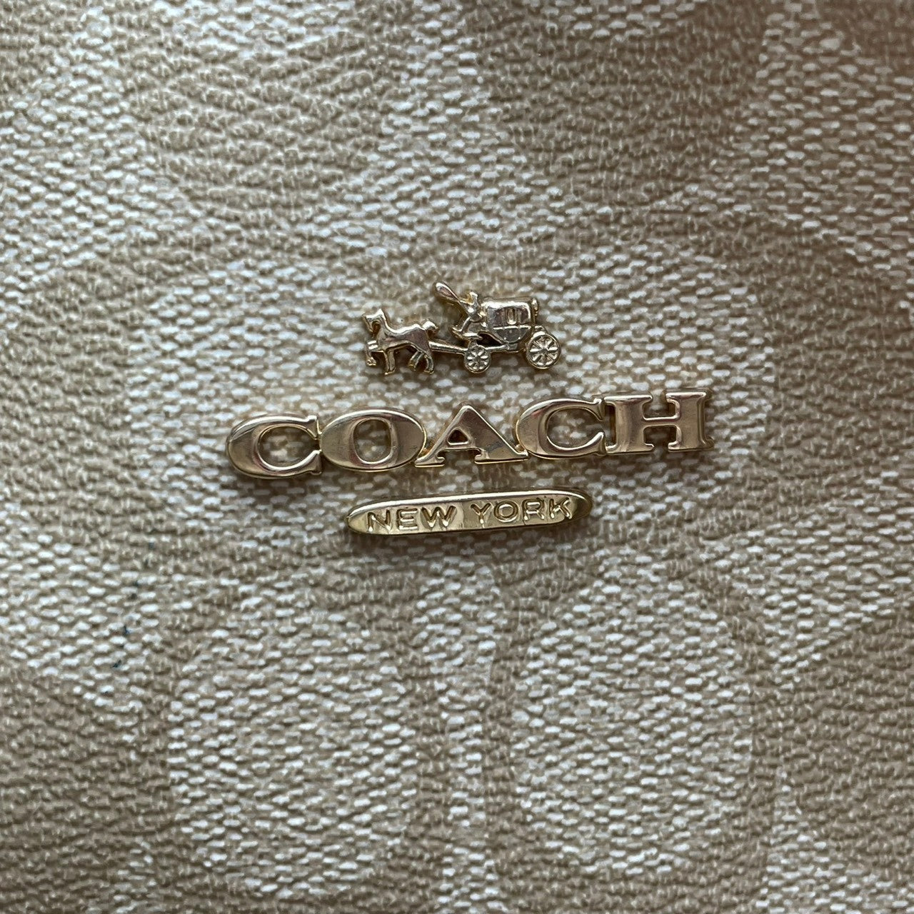 【良品】 コーチ COACH トートバッグ シグネチャー PVC レザー アイボリー ホワイト A4収納可能 大容量 肩掛け可 ワンショルダー 自立可 エレガント クラシック ビンテージ 通勤 通学 お出かけ 普段使い レディース 定番 人気 希少 S3