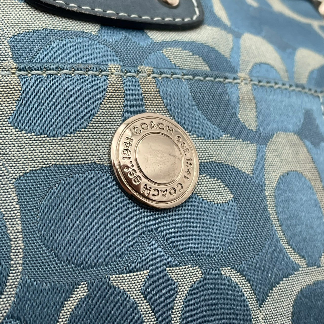 コーチ COACH ショルダーバッグ 斜め掛け可 シグネチャー キャンバス スウェード レザー 青 ブルー シルバー金具 クロスボディ 肩掛け 鞄 カバン ロゴ リングモチーフ エレガント クラシック ヴィンテージ レディース お出かけ トラベル 旅行 S3
