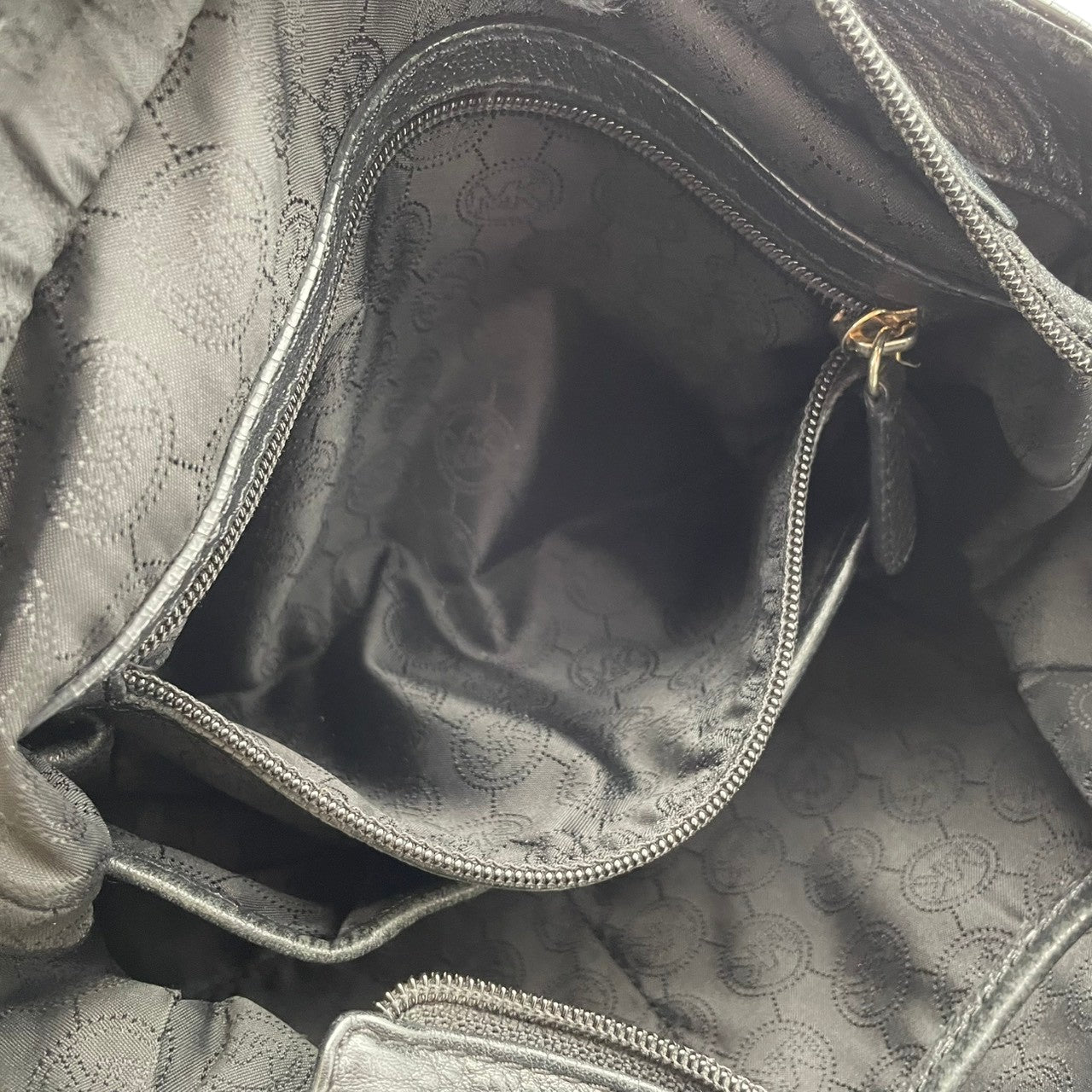 良品 マイケルコース MICHAEL KORS ショルダーバッグ ワンショルダー レザー ブラック 黒 ゴールド金具 MKロゴチャーム ファスナー開閉 エレガント デイリー 肩掛け 鞄 かばん レディース S5