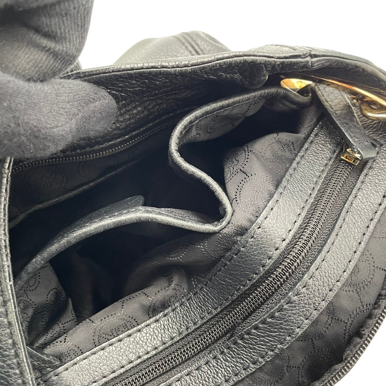 良品 マイケルコース MICHAEL KORS ショルダーバッグ ワンショルダー レザー ブラック 黒 ゴールド金具 MKロゴチャーム ファスナー開閉 エレガント デイリー 肩掛け 鞄 かばん レディース S5