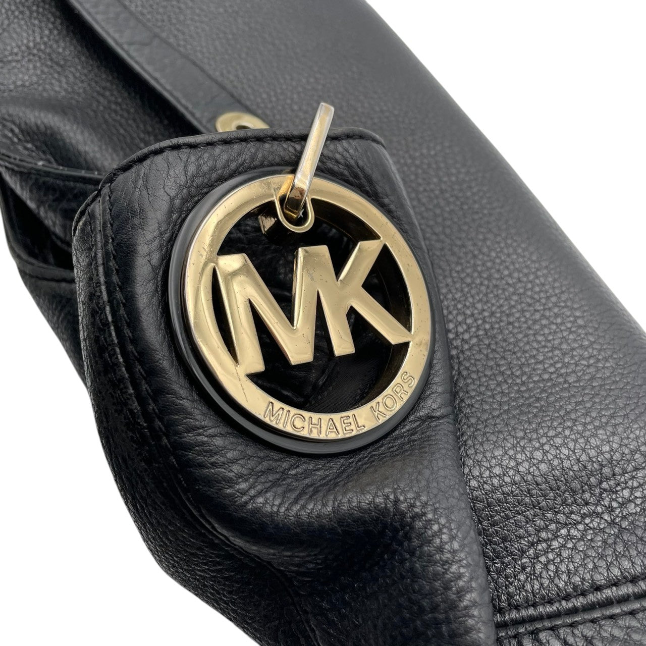 良品 マイケルコース MICHAEL KORS ショルダーバッグ ワンショルダー レザー ブラック 黒 ゴールド金具 MKロゴチャーム ファスナー開閉 エレガント デイリー 肩掛け 鞄 かばん レディース S5