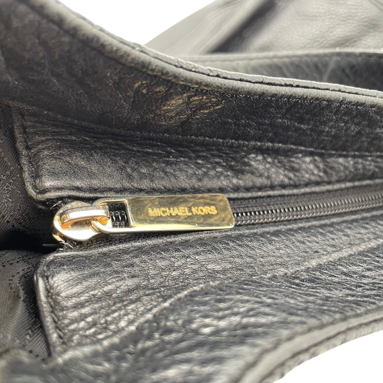 良品 マイケルコース MICHAEL KORS ショルダーバッグ ワンショルダー レザー ブラック 黒 ゴールド金具 MKロゴチャーム ファスナー開閉 エレガント デイリー 肩掛け 鞄 かばん レディース S5