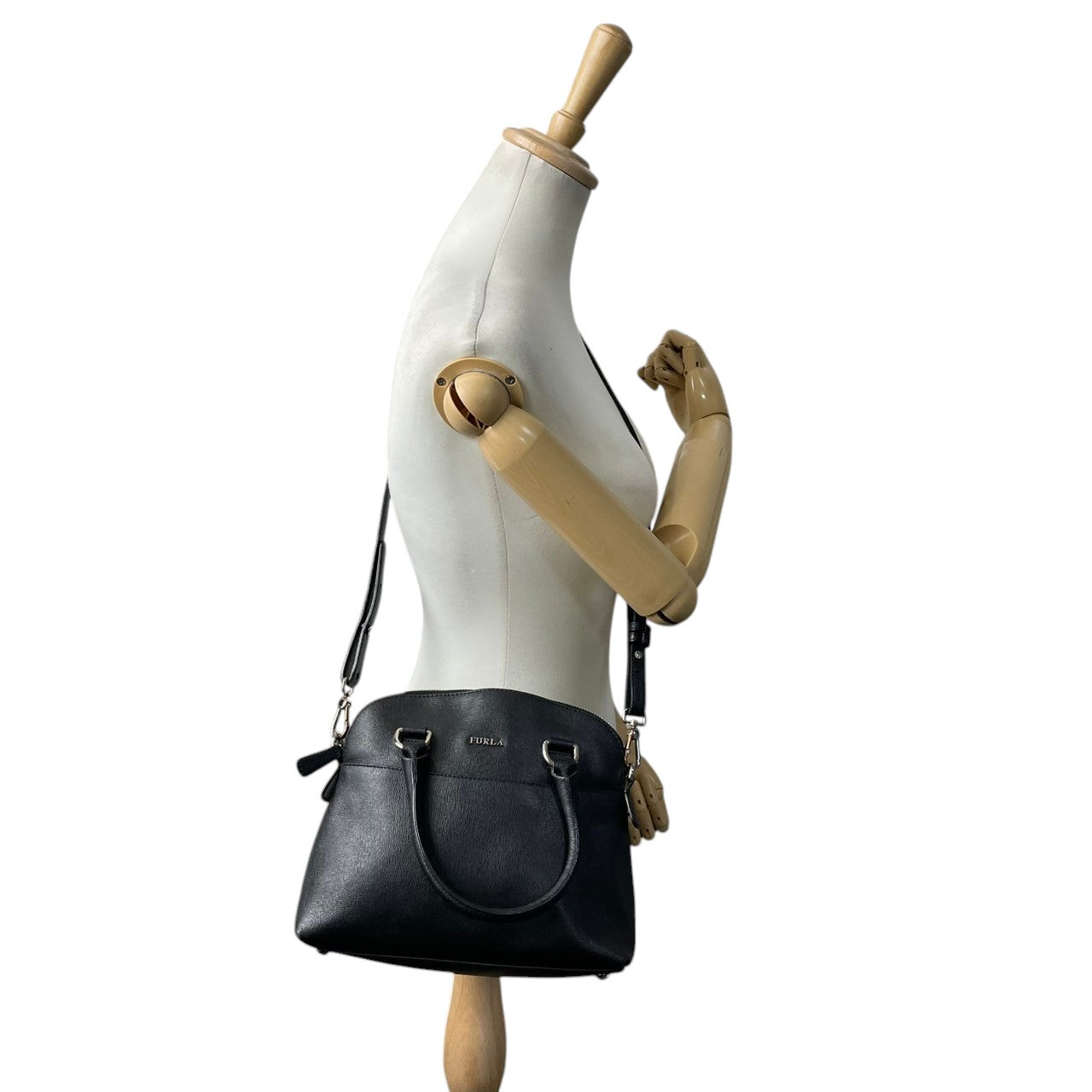 良品 フルラ FURLA 2WAYバッグ ハンドバッグ ショルダーバッグ レザー ブラック 黒 ゴールド金具 ロゴ ファスナー開閉 クロスボディ 斜め掛け エレガント お出かけ デイリーユース 通勤 レディース 鞄 カバン S5