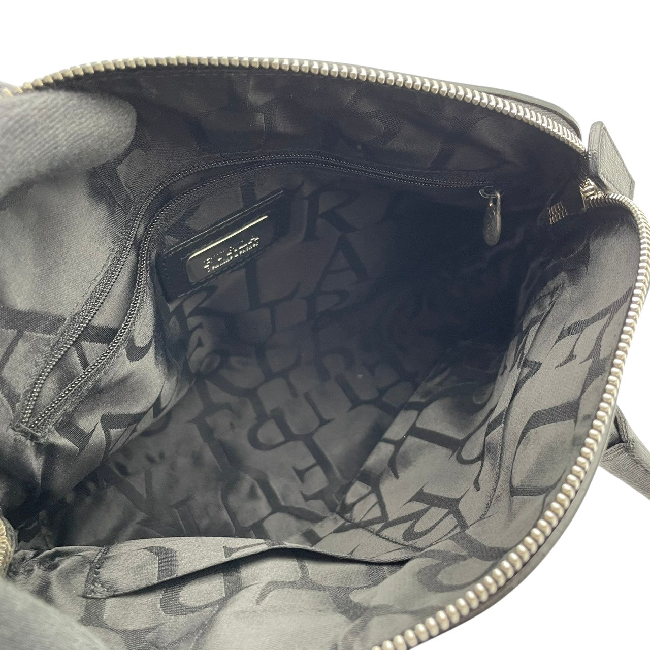 良品 フルラ FURLA 2WAYバッグ ハンドバッグ ショルダーバッグ レザー ブラック 黒 ゴールド金具 ロゴ ファスナー開閉 クロスボディ 斜め掛け エレガント お出かけ デイリーユース 通勤 レディース 鞄 カバン S5