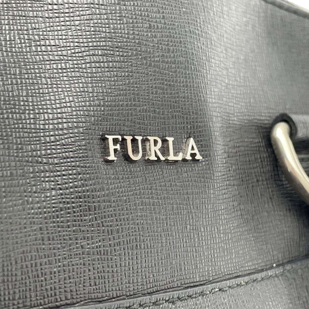 良品 フルラ FURLA 2WAYバッグ ハンドバッグ ショルダーバッグ レザー ブラック 黒 ゴールド金具 ロゴ ファスナー開閉 クロスボディ 斜め掛け エレガント お出かけ デイリーユース 通勤 レディース 鞄 カバン S5