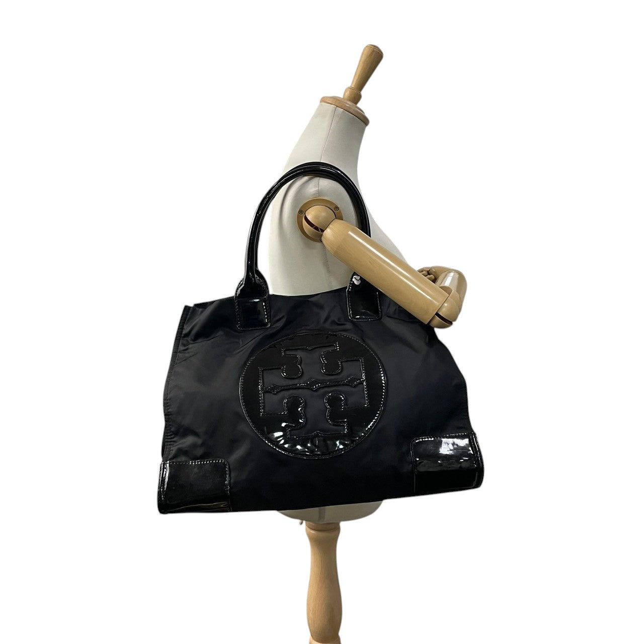 良品 トリーバーチ TORY BURCH エラ トートバッグ ナイロン エナメル ブラック 黒 デカロゴ 大容量 マザーズバッグ A4 軽量 肩掛け デイリーユース エレガント レディース 鞄 カバン S79