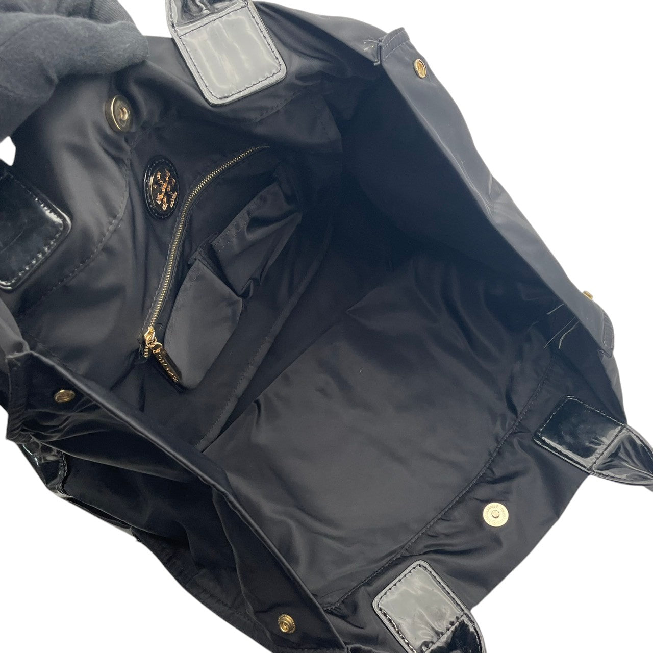 良品 トリーバーチ TORY BURCH エラ トートバッグ ナイロン エナメル ブラック 黒 デカロゴ 大容量 マザーズバッグ A4 軽量 肩掛け デイリーユース エレガント レディース 鞄 カバン S79