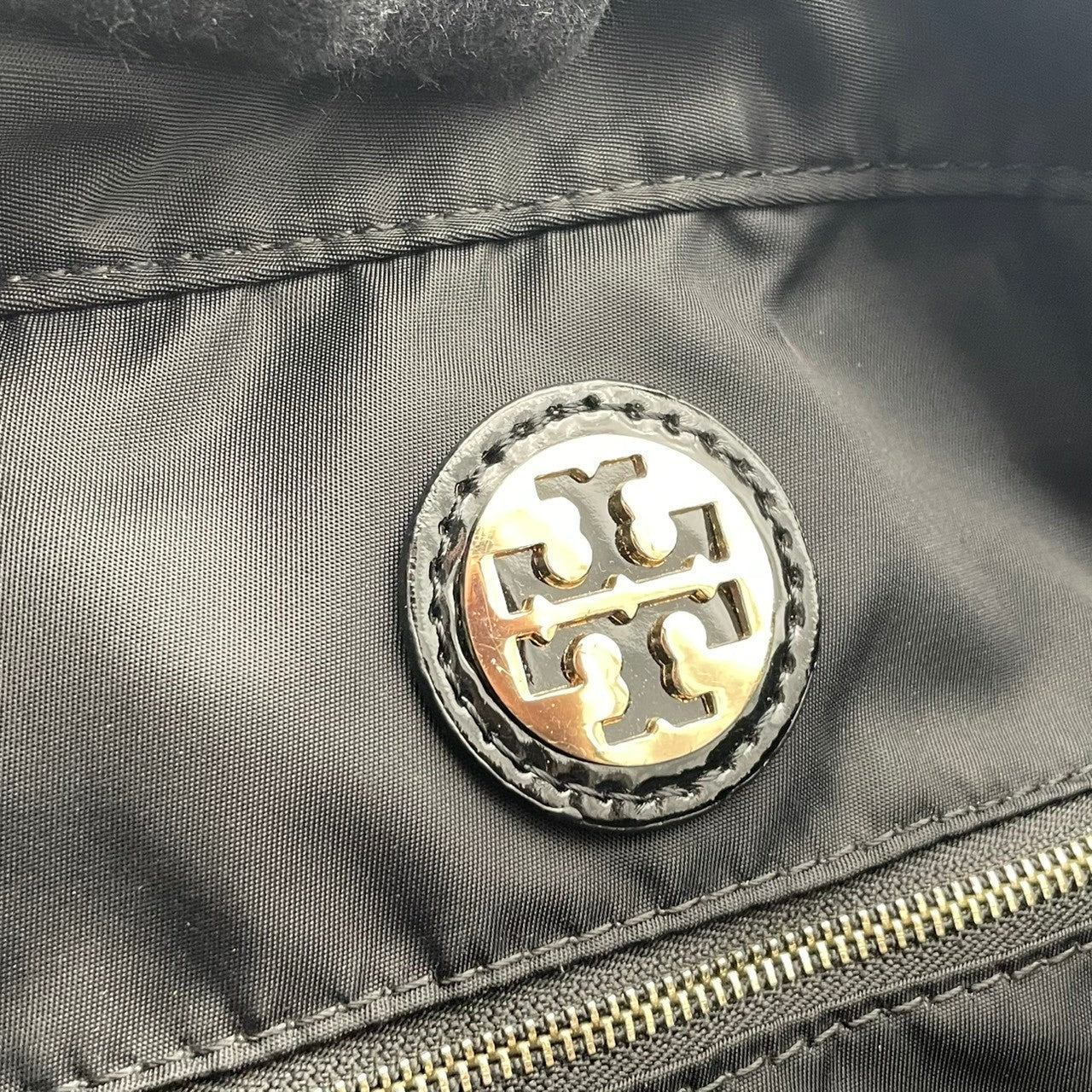 良品 トリーバーチ TORY BURCH エラ トートバッグ ナイロン エナメル ブラック 黒 デカロゴ 大容量 マザーズバッグ A4 軽量 肩掛け デイリーユース エレガント レディース 鞄 カバン S79
