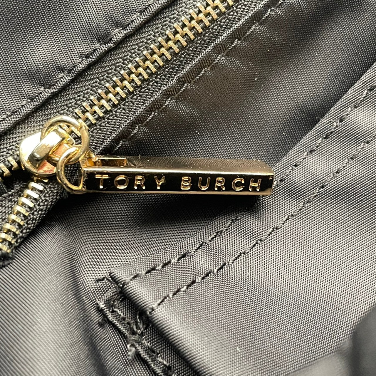 良品 トリーバーチ TORY BURCH エラ トートバッグ ナイロン エナメル ブラック 黒 デカロゴ 大容量 マザーズバッグ A4 軽量 肩掛け デイリーユース エレガント レディース 鞄 カバン S79