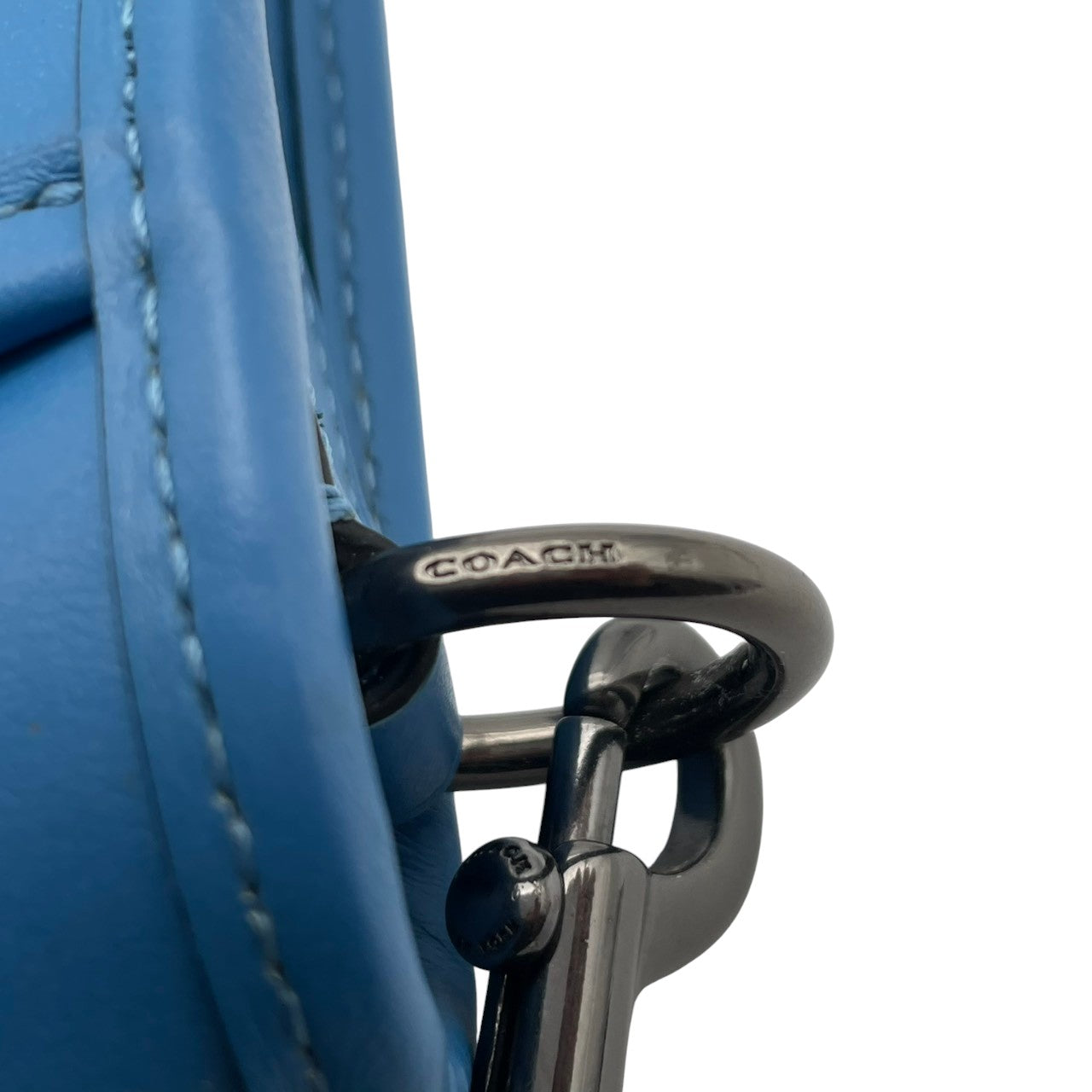 良品 コーチ COACH ショルダーバッグ クロスボディ レザー ブルー 青 ゴールド金具 ロゴチャーム ファスナー開閉 斜め掛け 肩掛け エレガント お出かけ デイリーユース レディース 鞄 カバン C1592 S79