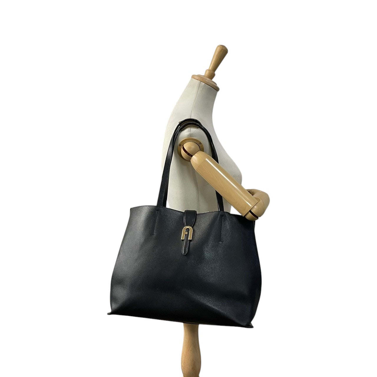良品 フルラ FURLA トートバッグ ショルダーバッグ レザー ブラック 黒 ゴールド金具 ロゴチャーム 肩掛け A4収納可 大容量 エレガント ビジネス 通勤 通学 デイリーユース レディース 鞄 カバン S79