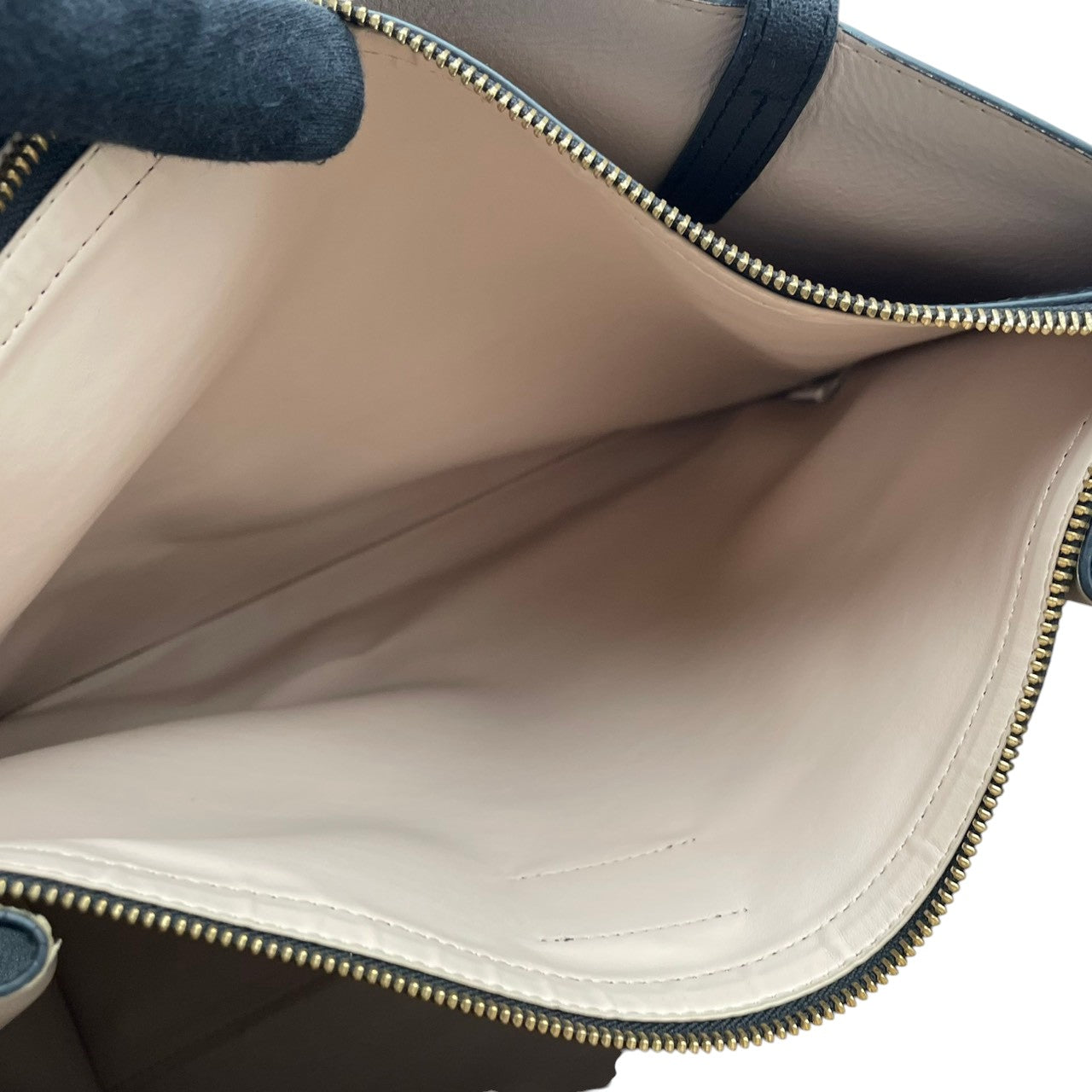 良品 フルラ FURLA トートバッグ ショルダーバッグ レザー ブラック 黒 ゴールド金具 ロゴチャーム 肩掛け A4収納可 大容量 エレガント ビジネス 通勤 通学 デイリーユース レディース 鞄 カバン S79