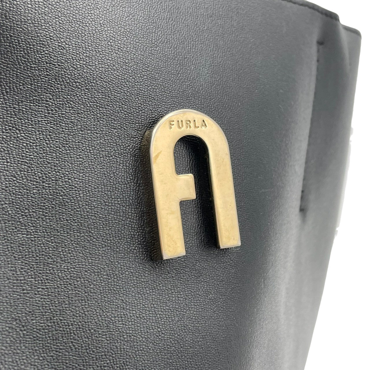 良品 フルラ FURLA トートバッグ ショルダーバッグ レザー ブラック 黒 ゴールド金具 ロゴチャーム 肩掛け A4収納可 大容量 エレガント ビジネス 通勤 通学 デイリーユース レディース 鞄 カバン S79