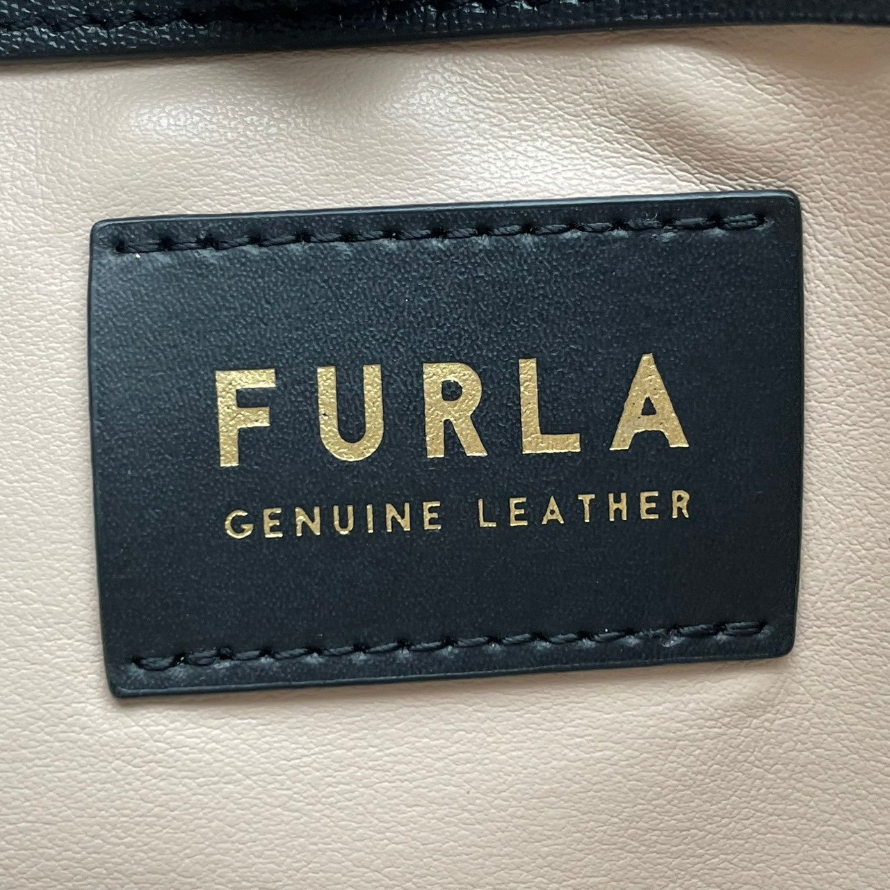 良品 フルラ FURLA トートバッグ ショルダーバッグ レザー ブラック 黒 ゴールド金具 ロゴチャーム 肩掛け A4収納可 大容量 エレガント ビジネス 通勤 通学 デイリーユース レディース 鞄 カバン S79