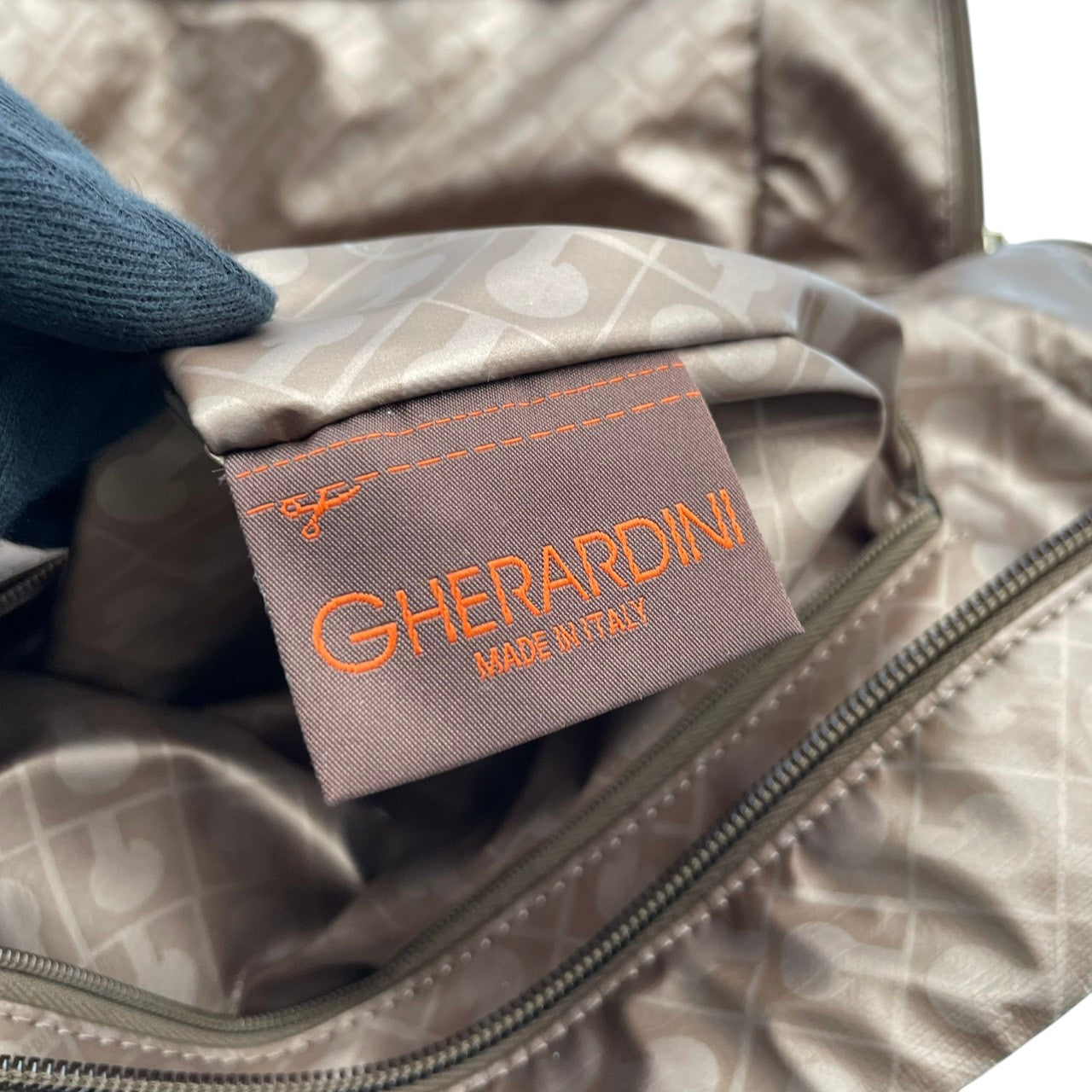 美品 ゲラルディーニ GHERARDINI ソフティ トートバッグ ナイロン ブラウングリーン モノグラム 総柄 軽量 大容量 肩掛け A4 エレガント お出かけ デイリーユース 通勤 レディース 鞄 カバン S79