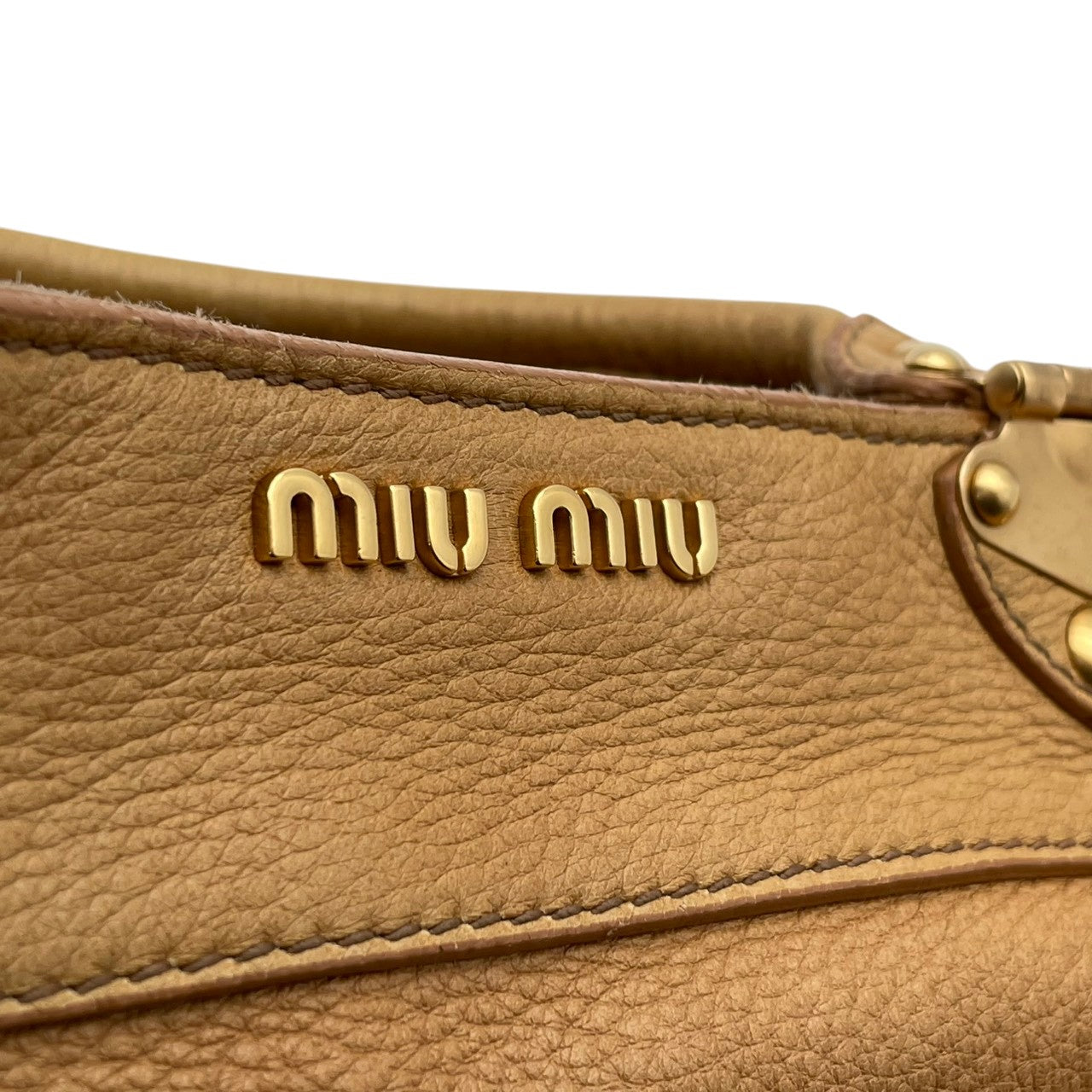 良品 ミュウミュウ miumiu フィオッコ ハンドバッグ トートバッグ レザー ベージュ サイドリボン ゴールド金具 エレガント お出かけ 通勤 通学 レディース 鞄 カバン S62