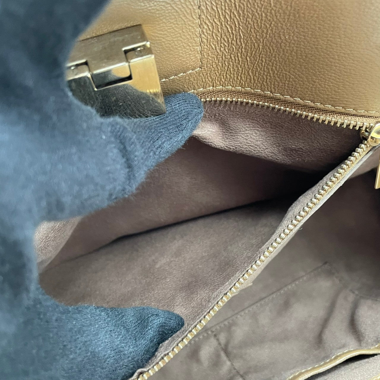 良品 ジミーチュウ JIMMY CHOO ライリー RILEY 2WAYバッグ ハンドバッグ ショルダーバッグ スウェード レザー ベージュ ゴールド金具 JCロゴ チャーム 斜め掛け 肩掛け エレガント 上品 お出かけ レディース S62