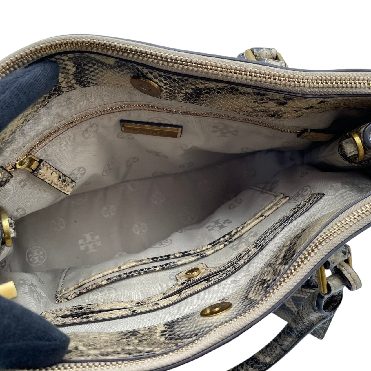 【美品】TORY BURCH トリーバーチ 2WAY トートバッグ ショルダーバッグ スネーク柄 ヘビ柄 レザー 本革 ゴールド金具 ロゴ エレガント 上品 高級感 お出かけ 普段使い レディース 大容量 S62