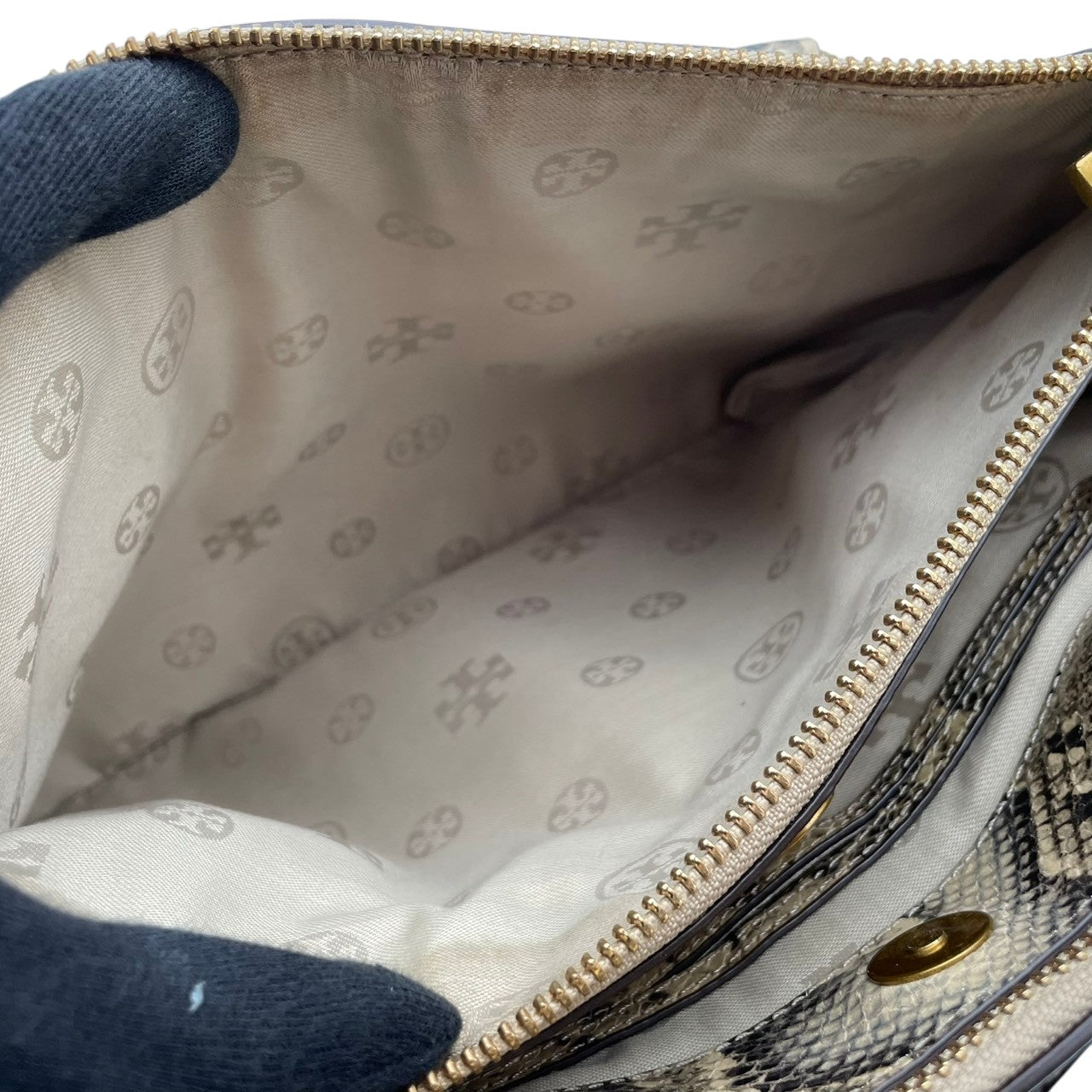 【美品】TORY BURCH トリーバーチ 2WAY トートバッグ ショルダーバッグ スネーク柄 ヘビ柄 レザー 本革 ゴールド金具 ロゴ エレガント 上品 高級感 お出かけ 普段使い レディース 大容量 S62