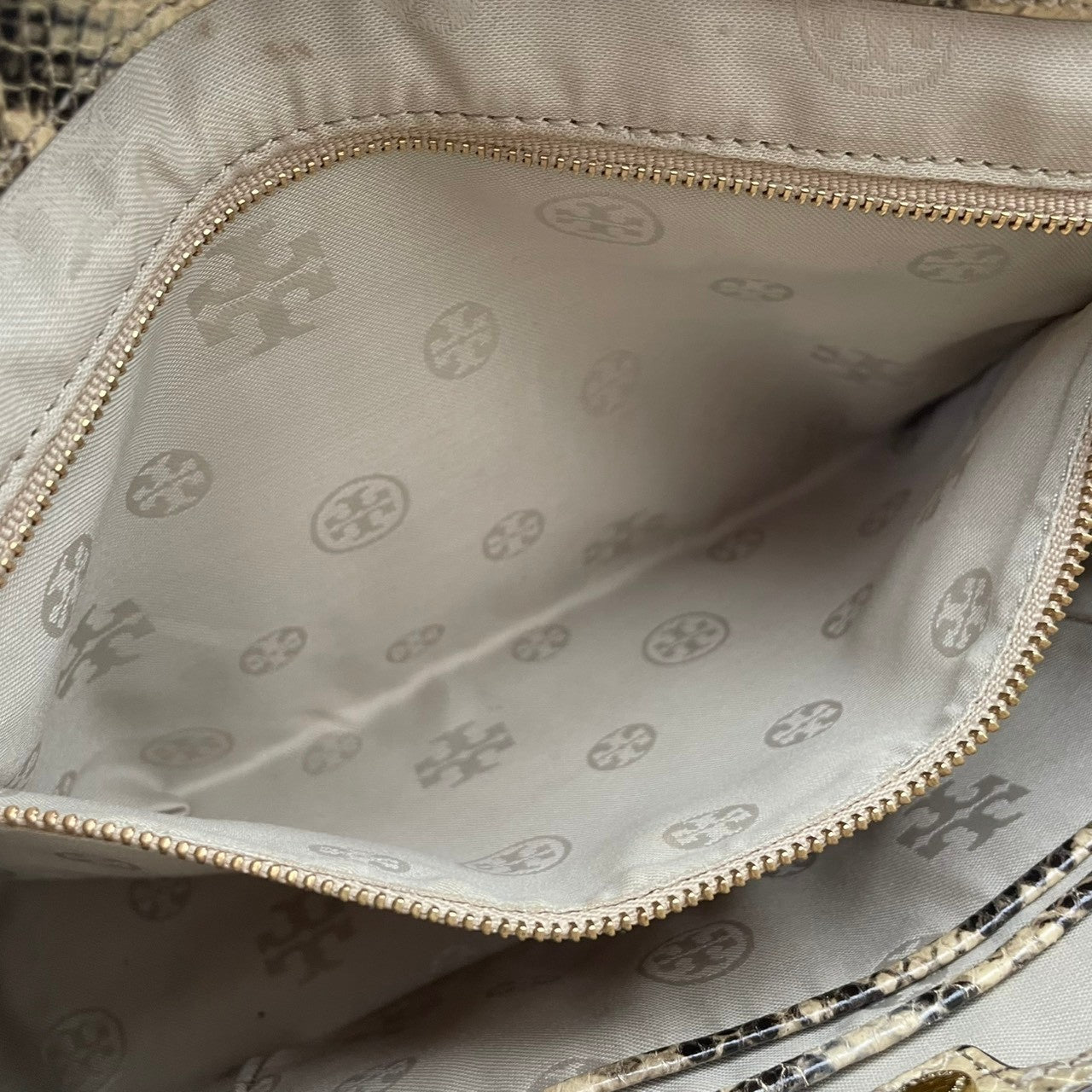 【美品】TORY BURCH トリーバーチ 2WAY トートバッグ ショルダーバッグ スネーク柄 ヘビ柄 レザー 本革 ゴールド金具 ロゴ エレガント 上品 高級感 お出かけ 普段使い レディース 大容量 S62