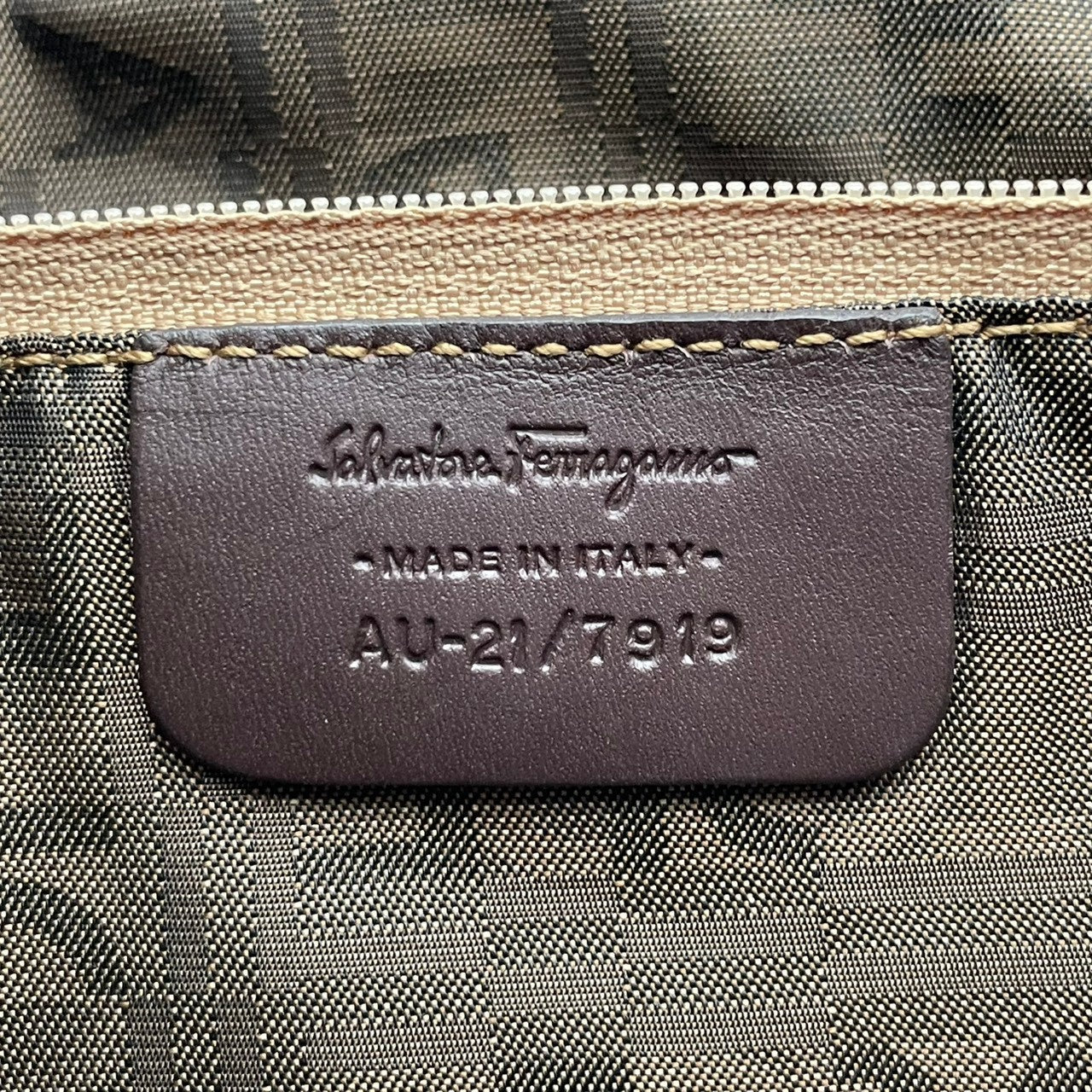 Salvatore Ferragamo フェラガモ ガンチーニ トートバッグ ショルダーバッグ 肩掛け レザー 本革 ブラウン 茶 ゴールド金具 レディース 大容量 鞄 通勤通学 お出かけ エレガント デイリー ヴィンテージ カバン S34