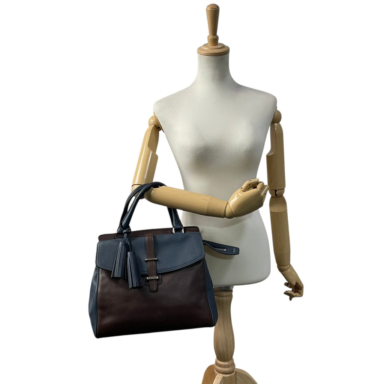 コーチ COACH レガシー ノースサウス サッチェル ハンドバッグ レザー 本革 ブラウン ネイビー バイカラー 26301 F1320 タッセル シルバー金具 フラップ 手持ち トップハンドル レディース 上品 クラシック 日常使い 収納力 S2