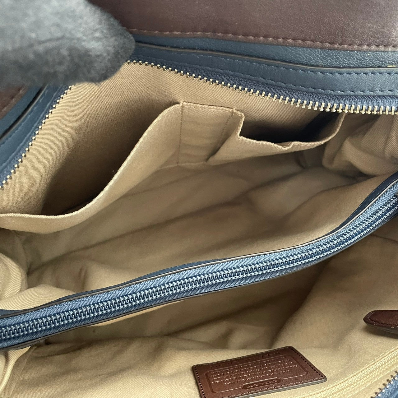 コーチ COACH レガシー ノースサウス サッチェル ハンドバッグ レザー 本革 ブラウン ネイビー バイカラー 26301 F1320 タッセル シルバー金具 フラップ 手持ち トップハンドル レディース 上品 クラシック 日常使い 収納力 S2