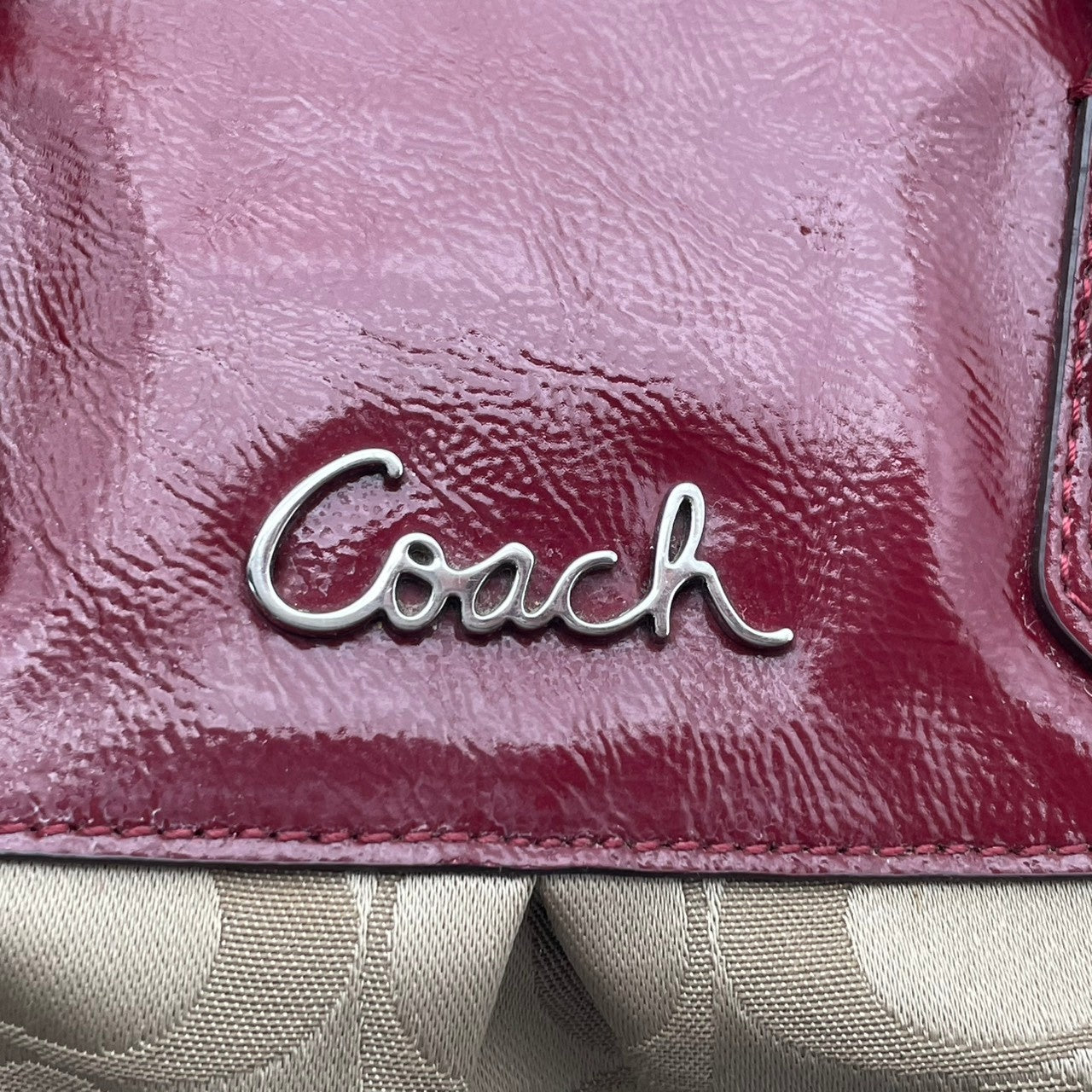 コーチ COACH アシュリー シグネチャー サテン サッチェル ハンドバッグ キャンバス パテントレザー ベージュ ワインレッド 総柄 F15443 J1149 シルバー金具 ロゴ 手持ち レディース 上品 クラシック 日常使い 収納力 S2