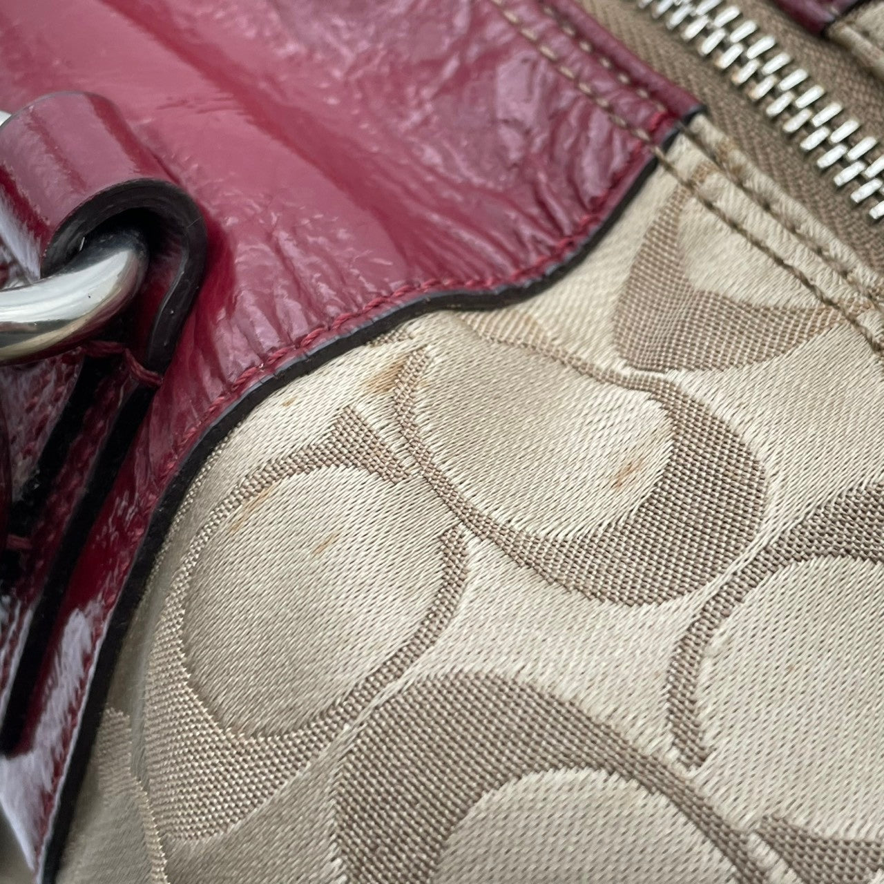 コーチ COACH アシュリー シグネチャー サテン サッチェル ハンドバッグ キャンバス パテントレザー ベージュ ワインレッド 総柄 F15443 J1149 シルバー金具 ロゴ 手持ち レディース 上品 クラシック 日常使い 収納力 S2