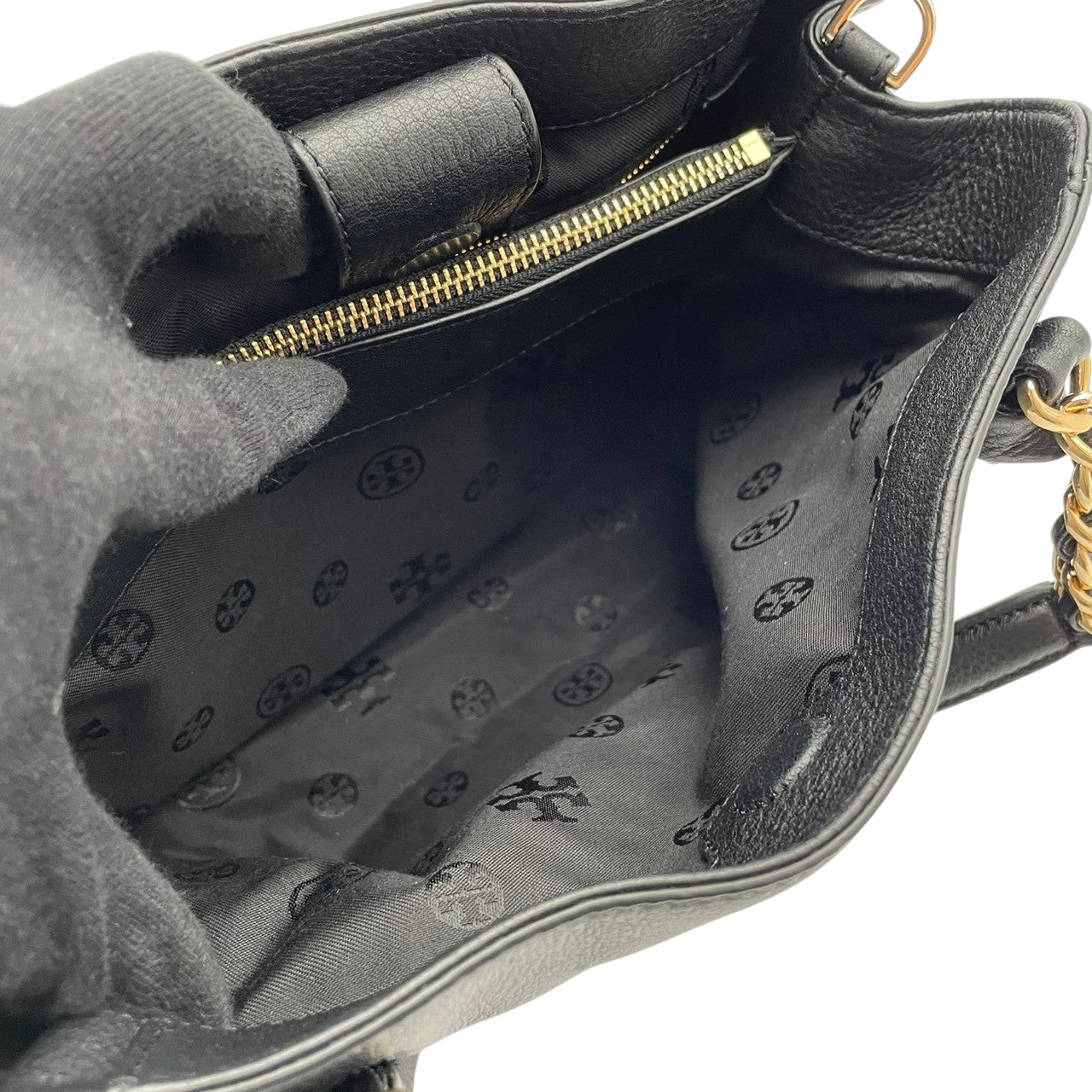 美品 トリーバーチ TORY BURCH テア Thea チェーンストラップ トートバッグ レザー 本革 ブラック 2way ワンショルダー 斜め掛け可 自立可 エンボスロゴ ゴールド金具 収納力 上品 クラシック レディース 日常使い S2