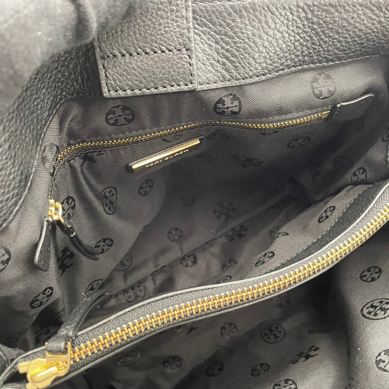 美品 トリーバーチ TORY BURCH テア Thea チェーンストラップ トートバッグ レザー 本革 ブラック 2way ワンショルダー 斜め掛け可 自立可 エンボスロゴ ゴールド金具 収納力 上品 クラシック レディース 日常使い S2