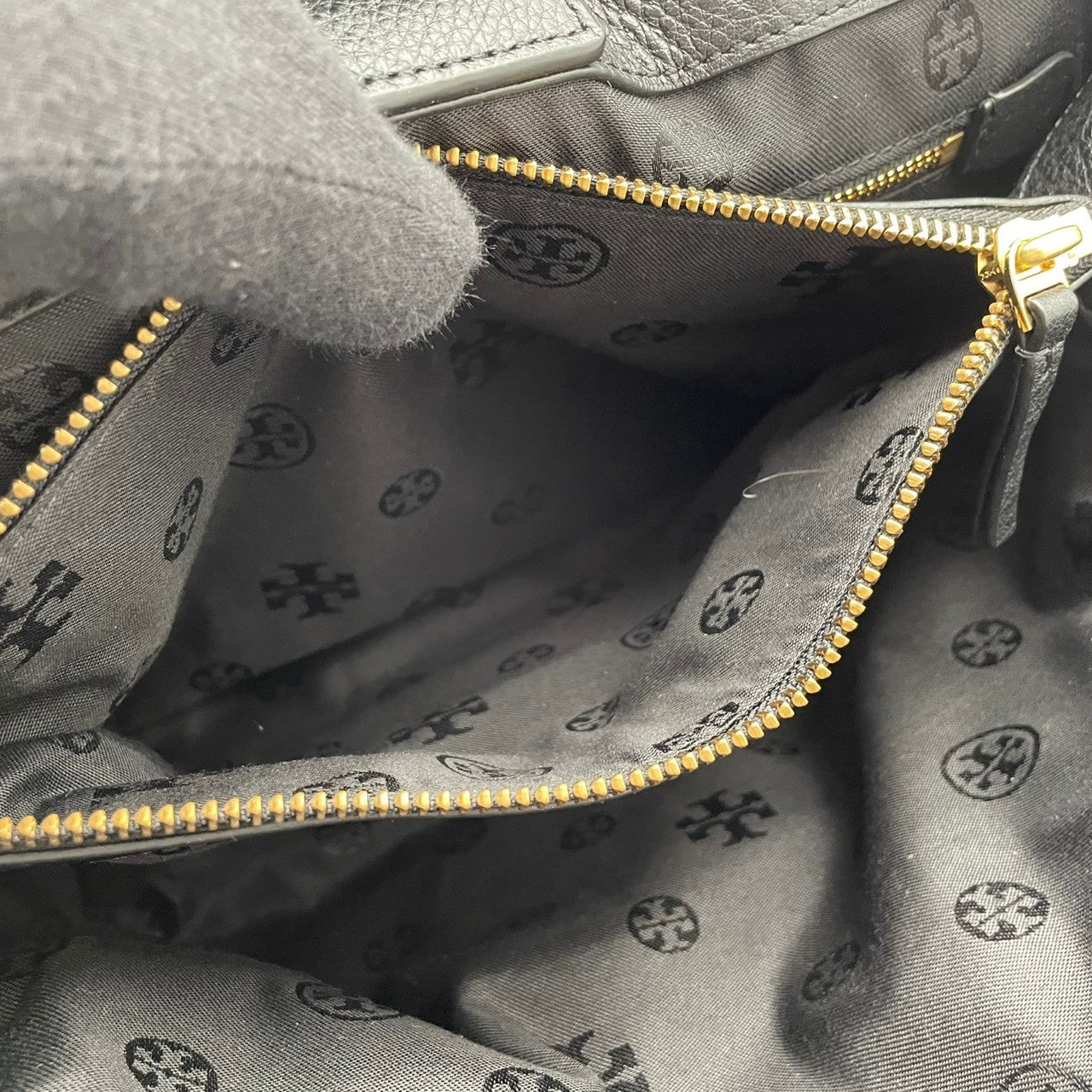 美品 トリーバーチ TORY BURCH テア Thea チェーンストラップ トートバッグ レザー 本革 ブラック 2way ワンショルダー 斜め掛け可 自立可 エンボスロゴ ゴールド金具 収納力 上品 クラシック レディース 日常使い S2