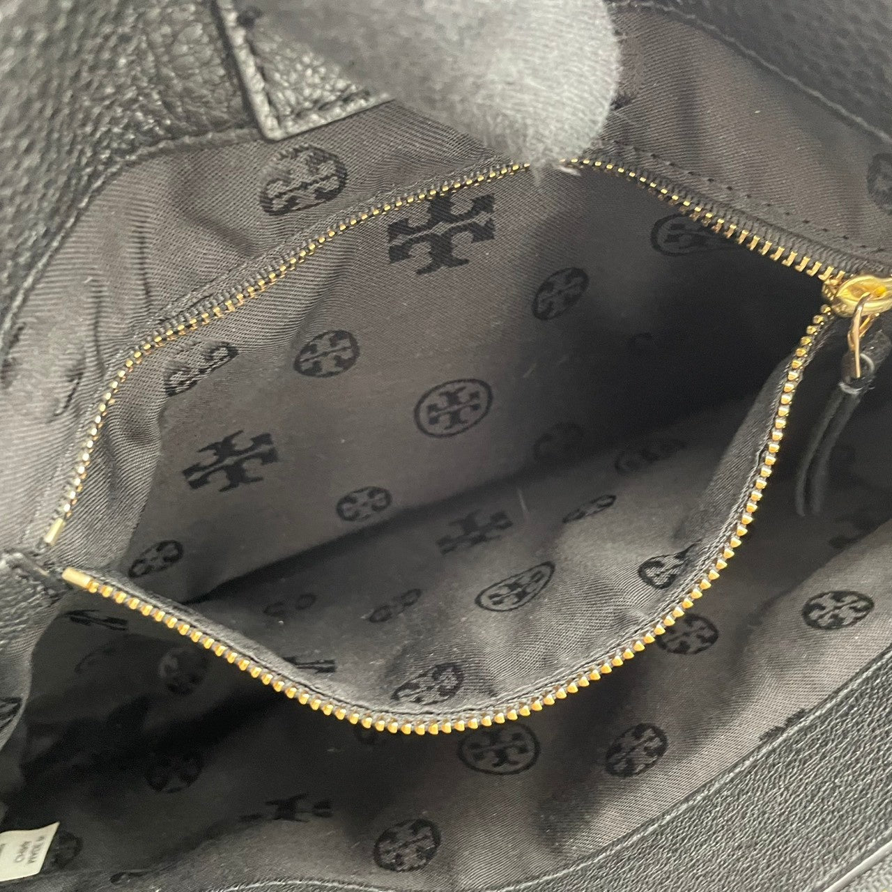 美品 トリーバーチ TORY BURCH テア Thea チェーンストラップ トートバッグ レザー 本革 ブラック 2way ワンショルダー 斜め掛け可 自立可 エンボスロゴ ゴールド金具 収納力 上品 クラシック レディース 日常使い S2